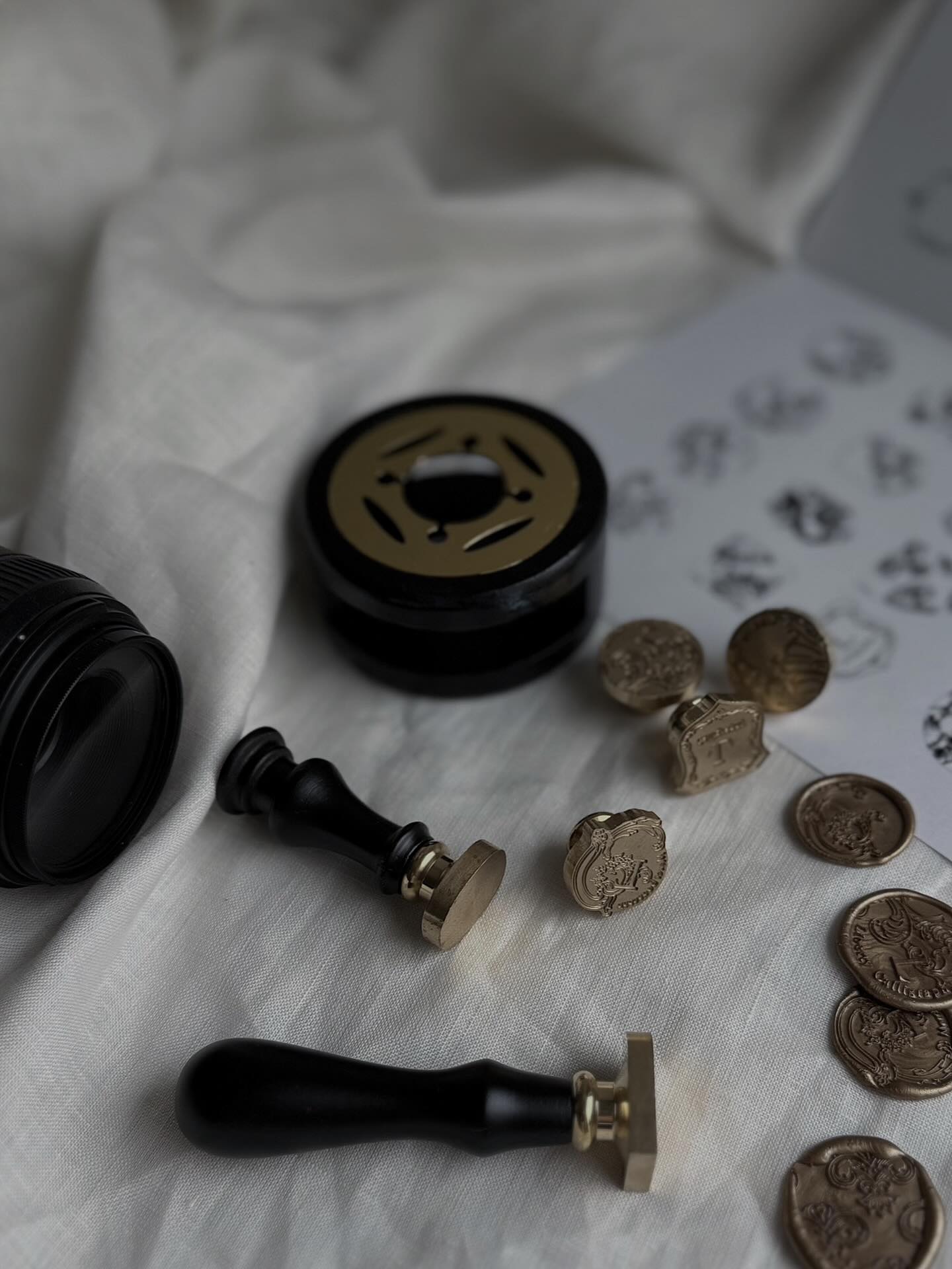 
〜『オリジナルシーリングスタンプを作る&撮るワークショップ』〜
先月開催した、
フォトグラファー木村有美子さん( @yumiko_kimura112 )との
コラボフォト会🖋️
ご参加いただいた皆さまからのリクエストを受けて、
5月16日に再びご一緒できることになりました。
今回は、
ご自身のイニシャルやお教室名を刻んだ
“オリジナルシーリングスタンプ”のデザインから制作、
そして完成した作品や手元の美しさを引き出す
フォトレッスンを組み合わせた特別なワークショップです。
スタンプは、
形状・サイズ・彫りの深さに至るまで自由に設計し、
二重彫刻による繊細な表現までお選びいただけます。
当日は、実際にスタンプを使用したシーリング体験に加え、
スタンプを取り入れたギフトラッピングもご体験いただけます。
そして木村さんによるフォトレッスンでは、
ご自身の作品や手元を美しく切り取るための視点や光の捉え方を、
丁寧にお伝えいただきます。
完成したスタンプは、
日々の制作や贈りものにそっと寄り添う、
小さな“印(しるし)”のような存在に。
前回ご参加いただけなかった方にもお越しいただけるよう、
今回は午前クラスもご用意いたしました。
⸻
日時 5月16日(土)
午前クラス 10:00〜13:00(残1席)
午後クラス 14:00〜17:00(満席)
参加費 17,000円
(オリジナルシーリングスタンプ/制作キット/フォトレッスン/ティータイム含)
⸻
お申し込みは
木村さん( @yumiko_kimura112 )へ
ダイレクトメッセージにて承っております📩
静かな時間の中で、
“つくること”と“残すこと”を、ぜひご一緒に。