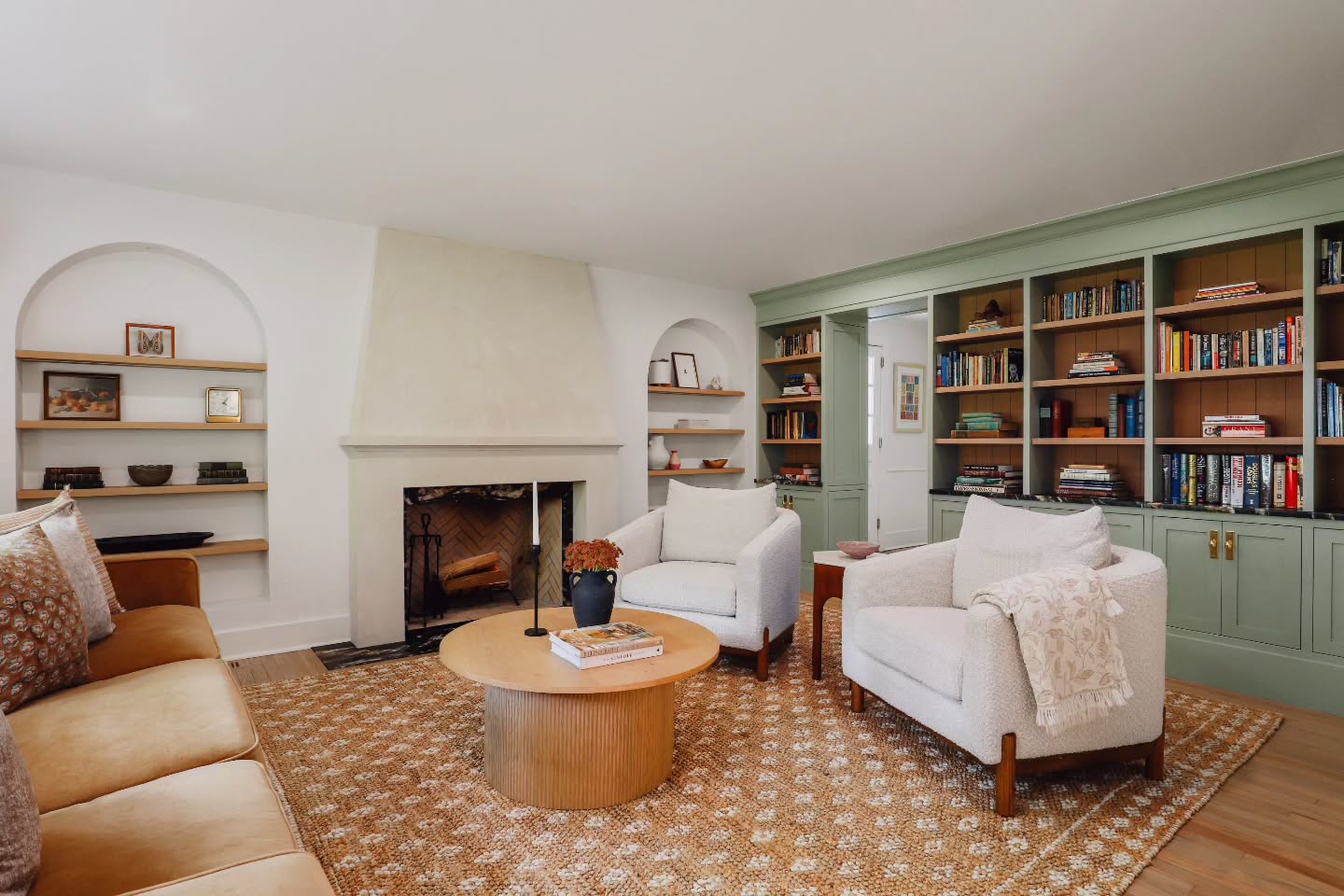 Imagination + a talented team. The winning combination to transform a blank canvas into something truly stunning.
📷@dannycooney
#interiordesigninspiration #librarydesign #homeinspo #DesignBuild #millwork