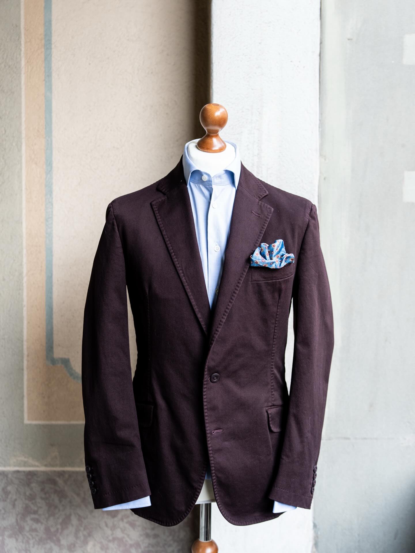 Ein Anzug, der erst nach dem Nähen gefärbt wird – und dadurch diesen wunderbar looken, casual Look bekommt.
Jetzt könnt ihr den gesamten Anzug in unserem neuen Garment‑Dye‑Programm haben:
mehr Stoffe, mehr Farben, mehr Persönlichkeit.
Handwerk, das man sieht. Komfort, den man spürt.
#massanzugzürich #masshemdzürich #massanzug #masshemd #massbekleidung