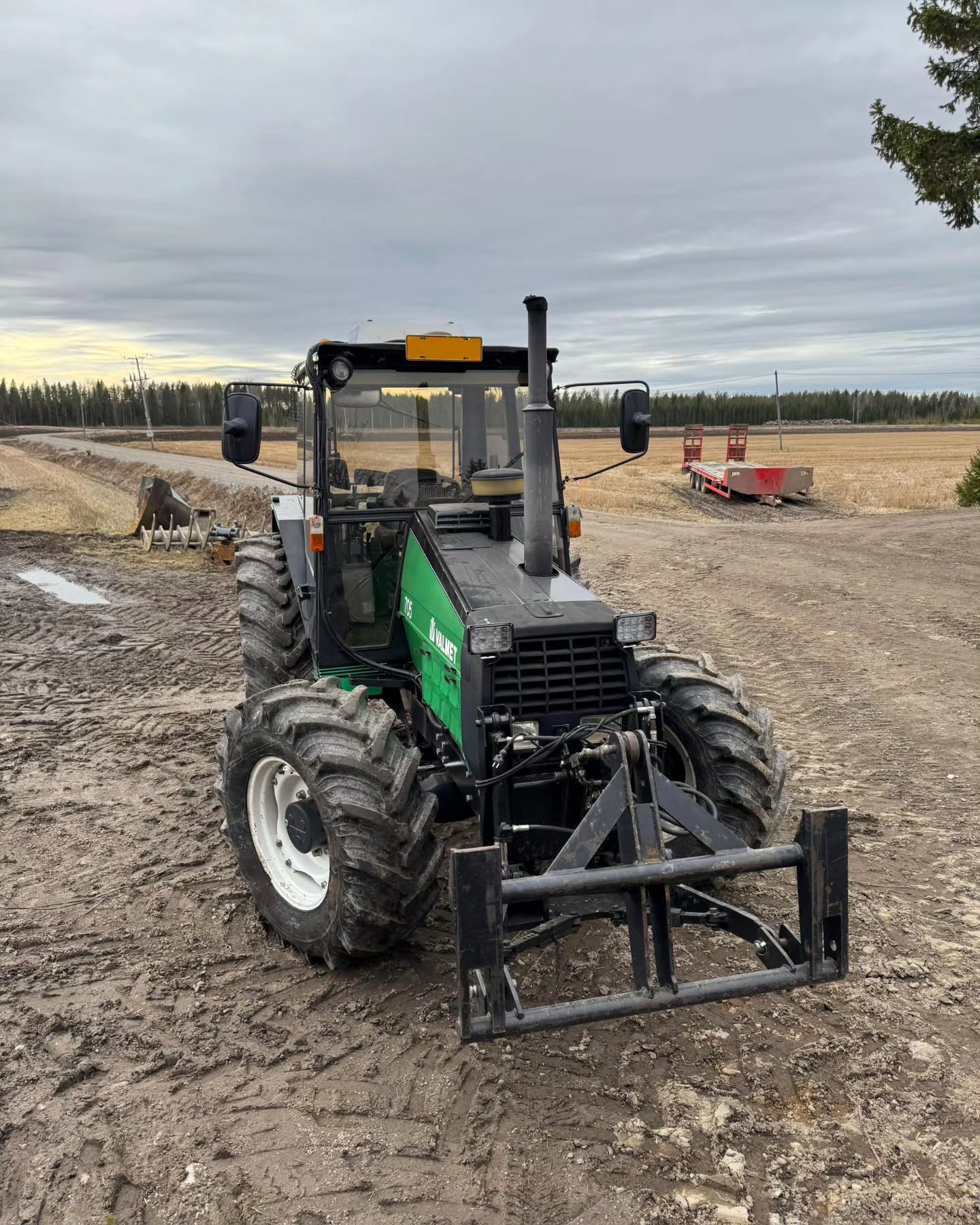 Kärsämäelle asennettiin EFIX eSteer 10 - automaattiohjauspaketin legendaariseen 705 mallin Valmettiin! 🤩 Tähän koneeseen asennettiin lisäksi myös ohjauskulman anturi. Tällä päivityksellä on kylvörivit varmasti suorassa tulevalla kasvukaudella. 💪🌱
#efixag
#agronav
#automaattiohjaus
#valmet
#rtk