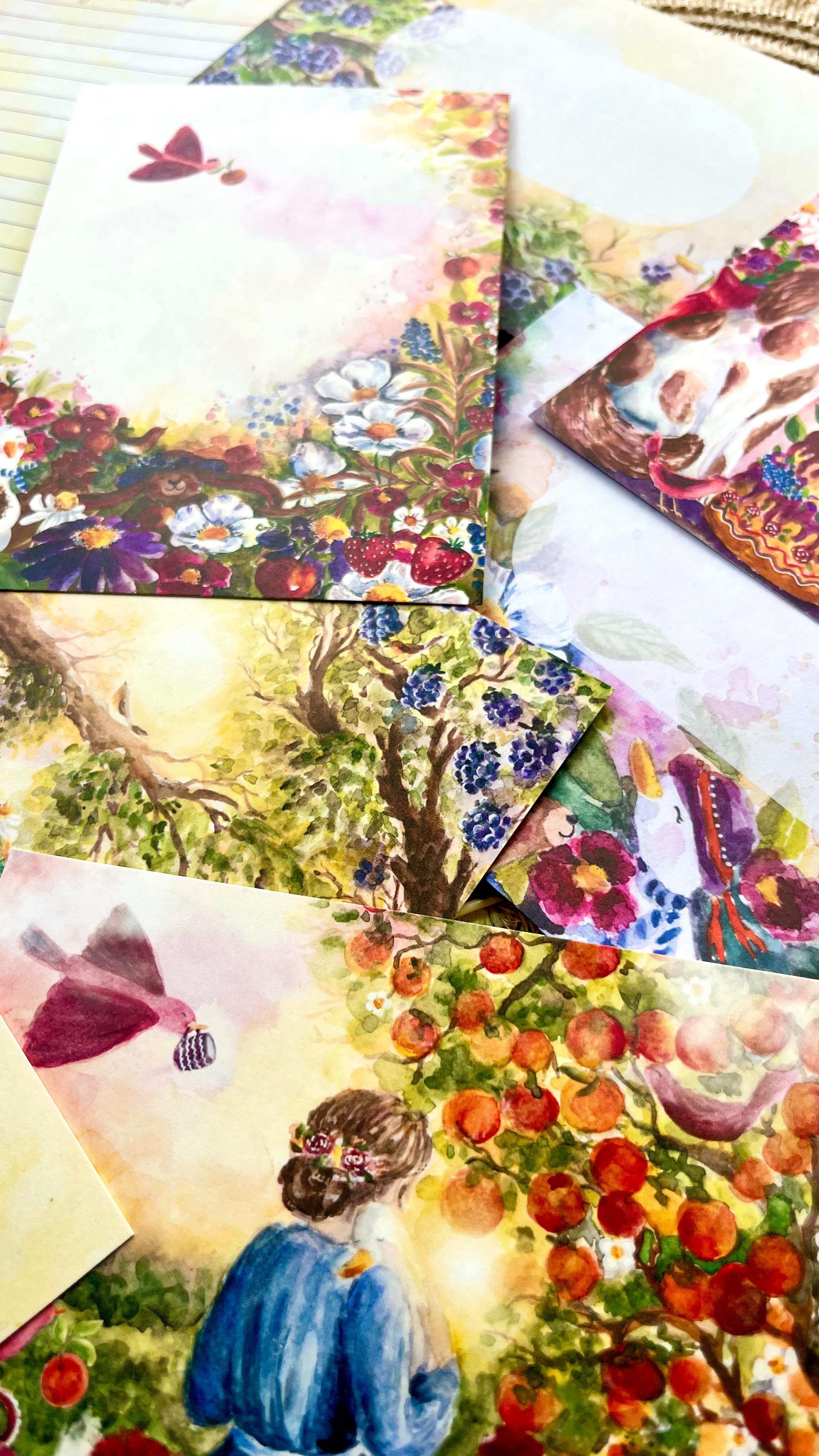 ✨Binnenkort ook verkrijgbaar via mijn eigen webshop✨
Het is tijd voor de zoete, zonnige heerlijkheden die het voorjaar te bieden heeft. Eindelijk spiekt het zonnetje wat vaker door de wolken heen en kun je genieten van de schattige jonge dieren, het geritsel en gezang van de natuur. Wat is er zo heerlijk als nieuw leven zien groeien voor je neus?! Dat geldt natuurlijk niet alleen maar voor de dieren, maar ook de planten zijn hard aan het werk. Overal ontstaan er knoppen, en komen de planten langzaam tot bloei. DE tijd waarin de bodem wordt gelegd voor alle heerlijkheden, zoals het fruit! En ja, fruit is wel een leidend thema dit keer. Je ziet op de illustraties misschien al wel het fruit wat nog niet helemaal in het seizoen is, MAAR: het gaat om de beeldende kracht van het mooie kleurrijke fruit. Het fruit dat staat voor groei en leven. Het symboliseert vruchtbaarheid, overvloed en rijkdom. En wat kun je je rijk voelen als je daar heerlijk zit te genieten in de zon, met een schaaltje bessen in je hand en een kopje koffie in de andere. Terwijl op de achtergrond de volgels uit hun nestje kruipen en de eendjes voorbij komen kwaken.
Een nieuwe collectie: gewoon een feestje van kleur, fruit en heel veel dieren!
#romyillustrations #stationery #stationeryaddict