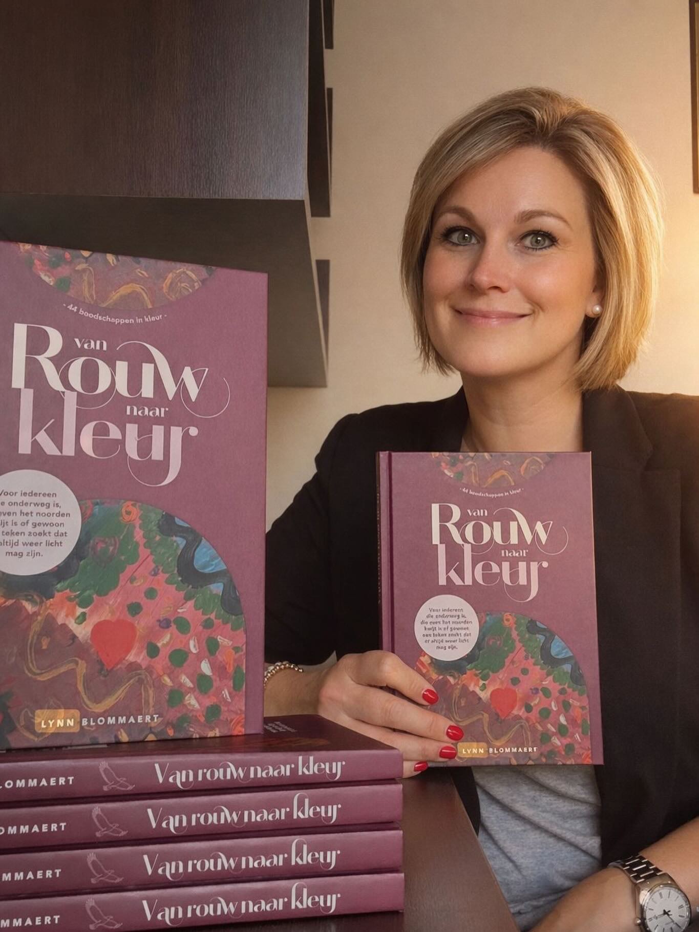 Op de foto: Sarah Van Goethem @saarvg Schoonheidsspecialiste in het centrum van Aalst met een hart voor haar klanten en haar werk ✨
Van alle plekken waar op dit moment Van rouw naar kleur wordt verkocht, ken ik haar het langst van allemaal! 20jaar😱
En blijkbaar… heeft ze nog maar 3 exemplaren op voorraad 😳
Dankjewel @esthetiek_sarah_aalst om mijn boek een plek te geven in jouw zaak en het mee te verspreiden 🫶🏻
Wil je er nog eentje bemachtigen? Dan weet je waar je moet zijn 😉
Wil jij ook mijn boek verkopen in jouw praktijk of (web)shop? Stuur mij een berichtje voor meer informatie🥰
#kleurentherapie
#energetischetherapie
#vanrouwnaarkleur