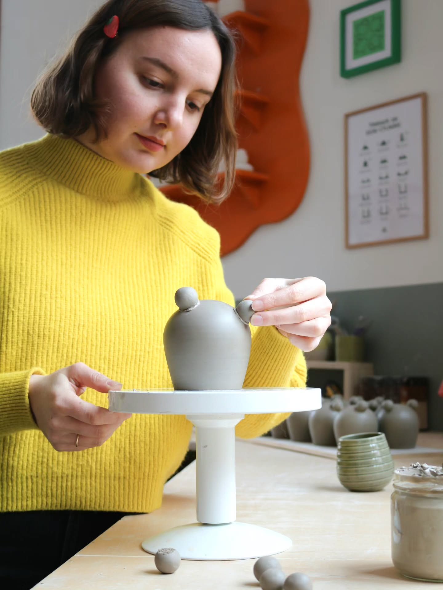 Des petits pieds partout dans l'atelier 🦶 À l'atelier, y a rien qui me plaît plus que ces tripodes en ce moment ! Ils sont pas trop cute tous réunis comme ça ?
D'après le sondage, j'ai opté pour une taille de boules à mi-chemin entre les grands et moyens pieds 🧚 Pour essayer de plaire au max d'entre vous 🧡
J'ai trop envie de voir les tasses à expresso avec des minis pieds, mais aussi les grands + petits bols, ça va faire une belle famille ✨️
La collection sortira à l'occas du marché d'Andenne en Belgique, fin mai ⏳️
Comme c'est pas pour tout de suite, y a de quoi patienter avec la vente de prototypes prévue ce vendredi à 20h 🔥
