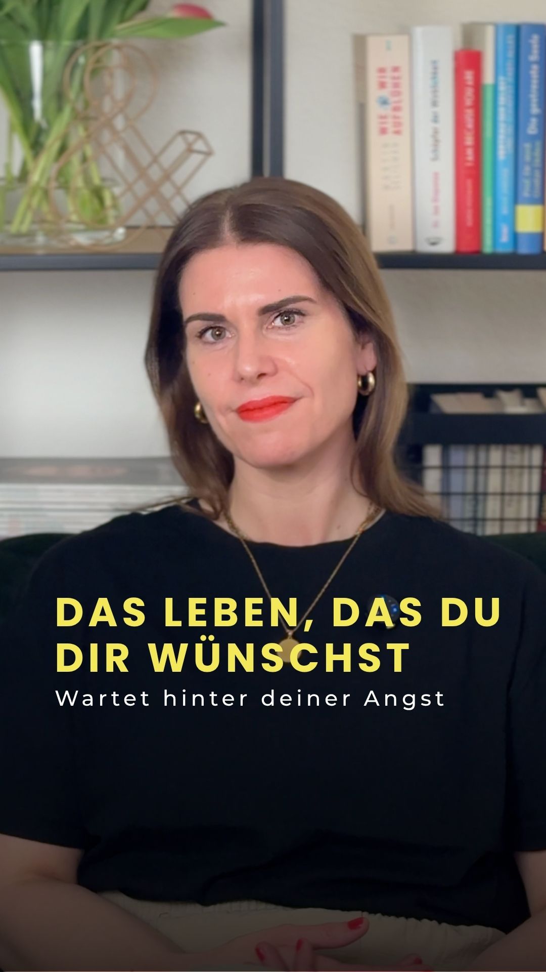 Hier findest du findest weitere Tipps, neue Blickwinkel und vertiefende Reflexionsfragen zum Video ⬇️
Du kannst dem „Schweren“ im Leben nicht ausweichen, aber du kannst wählen, welche Art von Anstrengung dich weiterbringt. Die Entscheidung für den Stillstand fühlt sich zwar sicher an, kostet dich aber langfristig deine Freiheit und Energie.
Der Deep Dive in deine Selbstreflexion:
• Bleibe ich in meiner aktuellen Situation, nur weil mir der bekannte Schmerz lieber ist als die Angst vor dem Unbekannten?
• Sage ich ständig „Ja“, weil ich mich ohne die Bestätigung anderer nicht wertvoll genug fühle und deshalb meine Erschöpfung in Kauf nehme?
• Halte ich an destruktiven Mustern fest, weil ich mir die Disziplin für eine echte Veränderung gerade selbst nicht zutraue?
• Vermeide ich das notwendige Loslassen, weil ich Angst vor der Leere habe, die danach in meinem Leben entstehen könnte?
• Wähle ich jeden Tag unbewusst das „Schwere“, das mich festhält, statt das „Schwere“, das mich endlich frei machen würde?
• Verwechsle ich meine Bequemlichkeit mit Sicherheit, während ich eigentlich nur meine eigene Unzufriedenheit verwalte?
• Welchen Preis zahle ich in einem Jahr, wenn ich heute wieder nicht den einen Schritt gehe, vor dem ich gerade am meisten Angst habe?
Schreib es mir gerne in die Kommentare: Welchen ersten Schritt willst du endlich gehen? 👇
📌 Speichere dir das Video, um jederzeit darauf zurückkommen zu können.
+ Folge mir für tägliche Inspiration und Coaching Tools für echte Umsetzung im Alltag. Auf meinem Kanal geht es um Klarheit, Beziehungen, Kommunikation und echtes Selbstbewusstsein.
🎯 Du suchst Unterstützung bei deiner persönlichen Entwicklung? Als systemischer Coach biete ich auch 1:1 Online Coachings an 💻
#Selbstreflexion #Entscheidungen #Klarheit #Mindset #CoachingTipps
