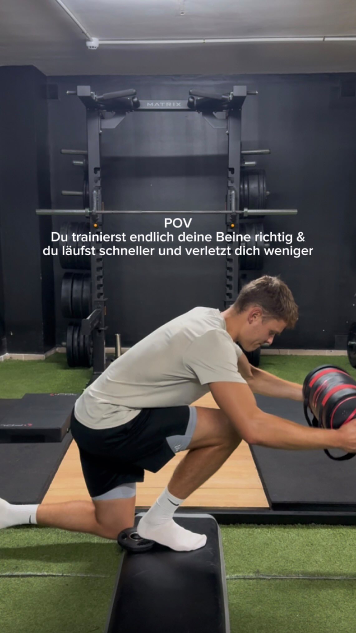 Kommentiere „Training“ und ich sende dir eine Ansammlung an Erklär-Videos der besten Bein-Übungen für Läufer zu.
👉 (circa 90 Video ‼️)
Laufspezifisches Krafttraining verbessert nachweislich die Leistungsfähigkeit und reduziert das Verletzungsrisiko, wenn es gezielt aufgebaut ist: Arbeite mit moderaten Wiederholungszahlen (ca. 5–8), um vor allem neuromuskuläre Kraft statt unnötiger Muskelmasse zu entwickeln.
Trainiere die hintere Kette (z. B. einbeinige Deadlifts oder Leg Curls) und die vordere Beinmuskulatur (z. B. Ausfallschritte oder Split Squats).
Ergänze dies durch einbeinige Wadenheber mit progressiver Belastung, da starke Waden entscheidend für Läufer sind.
Eine ausgewogene Einheit sollte immer mindestens eine Übung für Vorder- und Hinterseite enthalten, um muskuläre Dysbalancen zu vermeiden und die Laufeffizienz zu steigern.