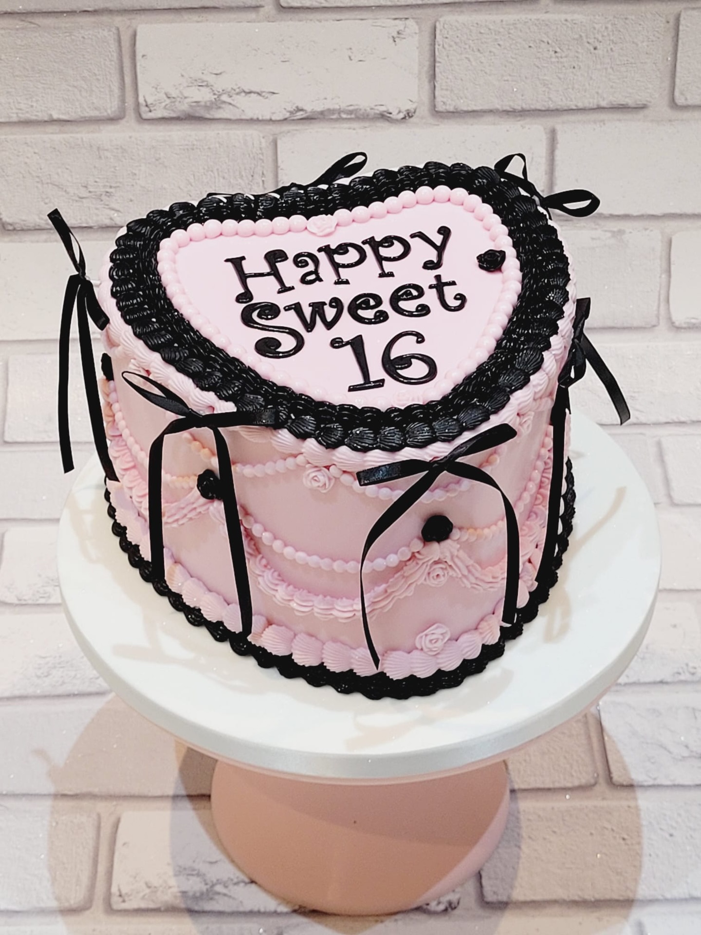 Sweet 16 never looked so chic! 🖤🎀
Between the black shell piping, delicate pearl swags, and those perfectly tied bows, it’s perfect for a milestone birthday. Happy Sweet 16!
#Sweet16 #VintageCake #CoquetteAesthetic #HeartCake cakedesig