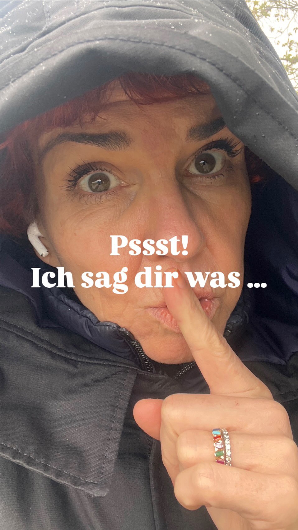 🤫 Pssst… Wechseljahre.
Ähm… sorry, aber:
WAS genau machen wir da eigentlich?!
Flüstern. Verstecken. Wegducken.
Als wäre das hier ein dunkles Geheimnis… statt ein verdammt großer Teil unseres Lebens. 👀
👉 Spoiler mit Glitzer:
Ab rund 35 bist du ziemlich sicher schon mittendrin.
Ja. DU auch. ✨
Und weißt du was?
Wir haben sowas von keine Lust mehr auf dieses leise, vorsichtige „Darüber spricht man nicht“.
🩷 Wir. sprechen. jetzt. laut.
🧡 Wir machen das sichtbar.
✨ Und wir streuen Glitzer drauf, wo früher Scham war.
Denn genau so verändern wir alles:
Indem wir aufhören, uns klein zu machen –
und anfangen, uns zu zeigen.
Wechseljahre sind kein „Pssst“-Thema.
Sie sind ein:
💥 „Hallo Leben, ich bin sowas von bereit“-Thema.
Und ja – genau dafür gibt’s MENOMIO. 🎙️✨
Für Wissen. Für echte Gespräche. Für dieses Gefühl von:
👉 „Ahhh, ich bin nicht allein – und das hier kann richtig gut werden.“
👇 Also komm, wir machen das jetzt gemeinsam groß:
🫶 TEILE das mit einer Frau, die definitiv mehr Glitzer in diesem Thema braucht
✨ Schreib „GLITZER“, wenn du bereit bist, laut zu sein
📌 SAVE als Reminder: Du bist nicht „zu früh“ – du bist genau richtig.
#glücklichewechseljahre #wowstattwäh #glitzernstattschwitzen