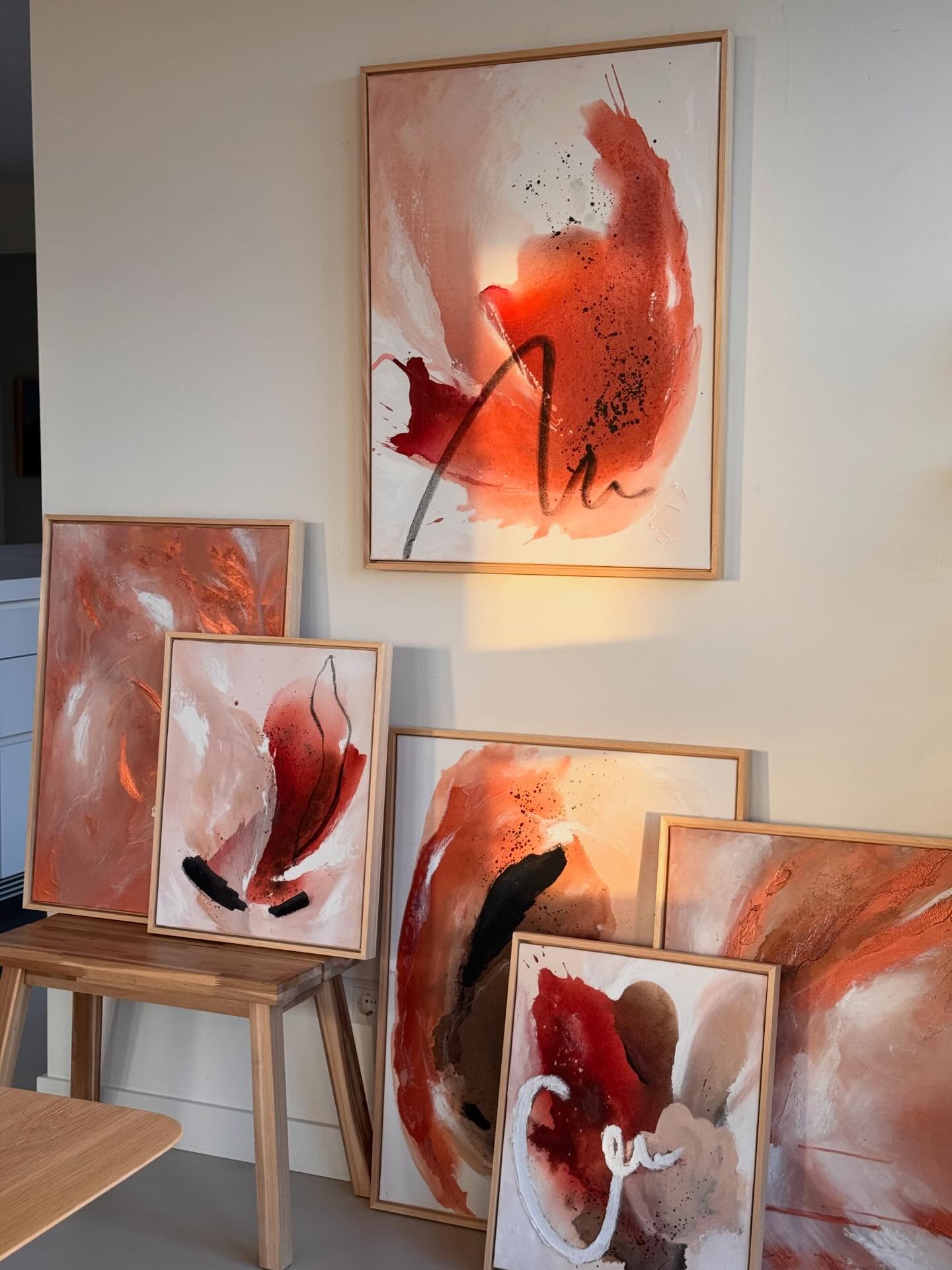 These pieces from the Grace Collection are officially gone..and wow seeing them come to life in their new homes like this 😍
The muted green wall and the deep reds, it’s giving exactly what it was meant to give. Cozy, elevated, a little bold but still calm. My favorite kind of energy.
Honestly, nothing beats this part, watching something I created become part of someone’s everyday space. Not just something you hang up, but something you live with.
And a huge congrats to @annemiekhaartman and @pimverhoeff (especially the first-time art collectors!! 🥹). I am honored to be part of their story as well.
If you’ve been thinking about it, dreaming about that piece that just feels right✨ this is your sign. There’s only one painting left from this collection.
DM me to book your next studio visit or visit my website for a virtual tour✨✨
#OriginalArt #KunstKopen #KunstLiefhebbers #ArtForYourHome