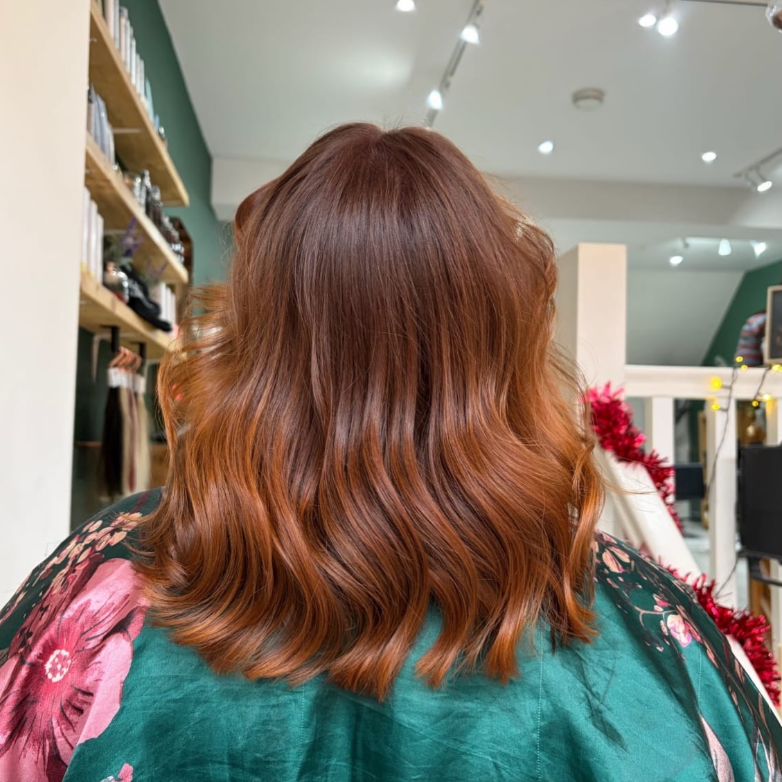 ✨ Copper glow & wavy bob ✨
A true glow-up for this transformation 🤎
We went for a warm, vibrant copper shade—perfect to brighten the complexion and add character 🍂
The bob cut brings structure and elegance, while the wavy blowout adds that effortless, natural movement we all love 💫
Result: a modern, soft look full of personality ✨
Do you love this combo? 🫶
📍 Margaux Salon
#copperhair #wavybob #blowout #hairtransformation #hairgoals hairtrend glowup