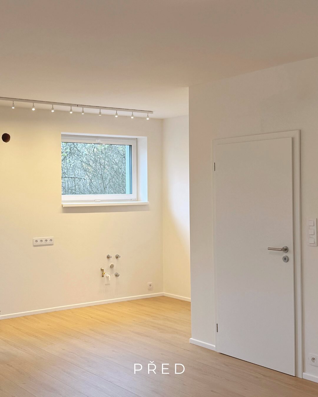 PŘED A PO: Vaše kuchyň @comprex_kitchen ve spolupráci s dodavatelem @thecapsule_interiors
Když se spojí maximalizace prostoru, moderní design a kvalitní materiály, vznikne kuchyně, která je nejen praktická, ale také estetická! ✨
🏠 Před: Nestandardní prostor, který nenabízí mnoho optimálních řešení
🏡 Po: Elegantní, funkční a vzdušná kuchyně, která odpovídá současným požadavkům na komfort a styl.
💡 Jak jsme to dokázali?
✔️ Každý centimetr jsme využili díky chytrým řešením od COMPREX.
✔️ Nadčasový moderní design, který se přizpůsobí každému interiéru.
✔️ Špičkové materiály, které zaručují dlouhou životnost a snadnou údržbu.
S kuchyní od @comprex_kitchen se vaření stává radostí a váš domov získá nový rozměr. 🌟
📩 Zaujala vás proměna? Rádi vám pomůžeme s návrhem vaší vysněné kuchyně!
#ComprexKitchens #ModerníKuchyně #PředAPo #InteriérovýDesign #KvalitníMateriály #MaximalizaceProstoru