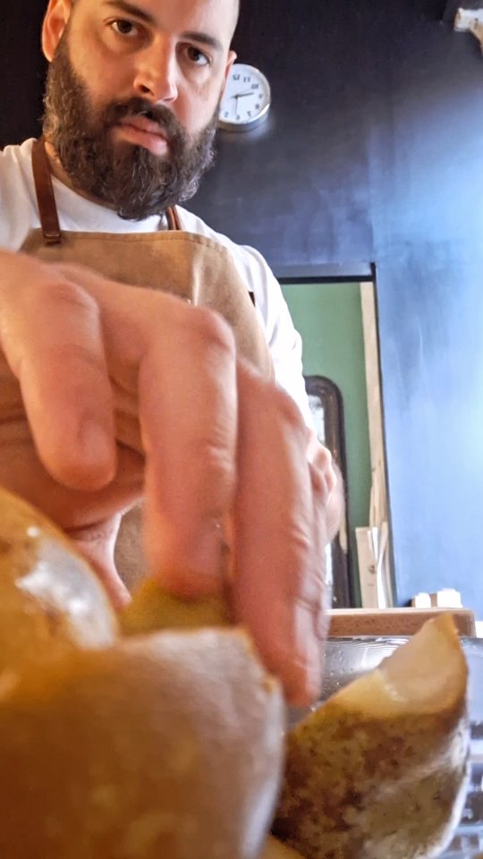 L’aventure commence dans le chaudron... ✨
Ce week-end, on vous emmène dans les coulisses de notre dernière création chez Confitures Atypiques.
Quand la sucrosité de la poire mûre à point rencontre le caractère boisé et terreux du poivre sauvage Voatsiperifery, l'équilibre est juste... magique. 🌿🔥
Une confiture de caractère, pensée pour les amateurs de saveurs rares et les explorateurs du goût.
Idéale sur une tranche de brioche perdue ou pour sublimer un fromage de caractère. 🧀
💬 Dites-nous en commentaire...
Vous êtes plutôt équipe "douceur classique" ou "audace épicée" ?
👇 Disponibilité & Shop via le lien en bio !
.
.
.
#benedettoconfituresatypiques #jam #paris #instafood #weekend