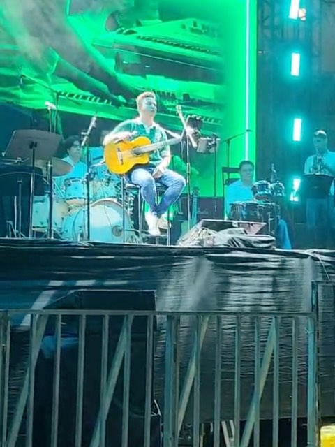 GRACIAS COLIMA! 🇲🇽🌋
Parte 1 de algunas memorias de mi concierto en @saborafest .
What a dream el poder abrir el concierto de uno de mis cantautores favoritos en el mundo. @franciscopanchocespedes
1.Una de las canciones más amadas por la gente, la escribí con mi @jaimelozano ❤️ y es la primera vez que se canta en vivo.
2.Casa llena 😭🥹
3. Amigos, músicos increíbles y los visuales que me hizo mi Wilis @diliamusica last minute, tan increíble siempre mamor. 🥰
4.Se logró la foto con el maestro @franciscopanchocespedes , simplemente magnífico.
5.Con mi amigo @riultrivera uno de los grandes responsables de que todo este sueño se volviera realidad, gracias presidente.
6.Conociendo a otro genio, el gran @juliobaro 🎹
7.During soundcheck, getting ready 🫡
8. Vista trasera del jardín.
9. Familia de nuevo… los adoro. 🙏🏼
10. Cantando “Mi wera” con mi Wera a un ladito 🫶🏼
Conclusión del viaje: DEBO CREER MÁS EN MI MÚSICA 🥹🤍🥹