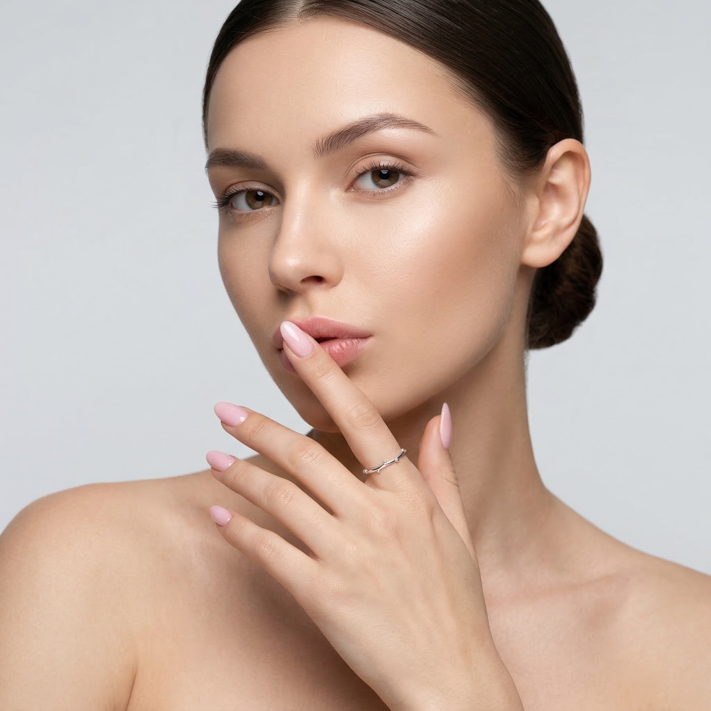 Dla tych, które wolą mniej.
Srebrna obrączka z nierównomiernie rozłożonymi kuleczkami. Wypukłości pozwalają bawić się biżuterią, obracać ją i przesuwać. Ja uwielbiam to robić, a Wy?