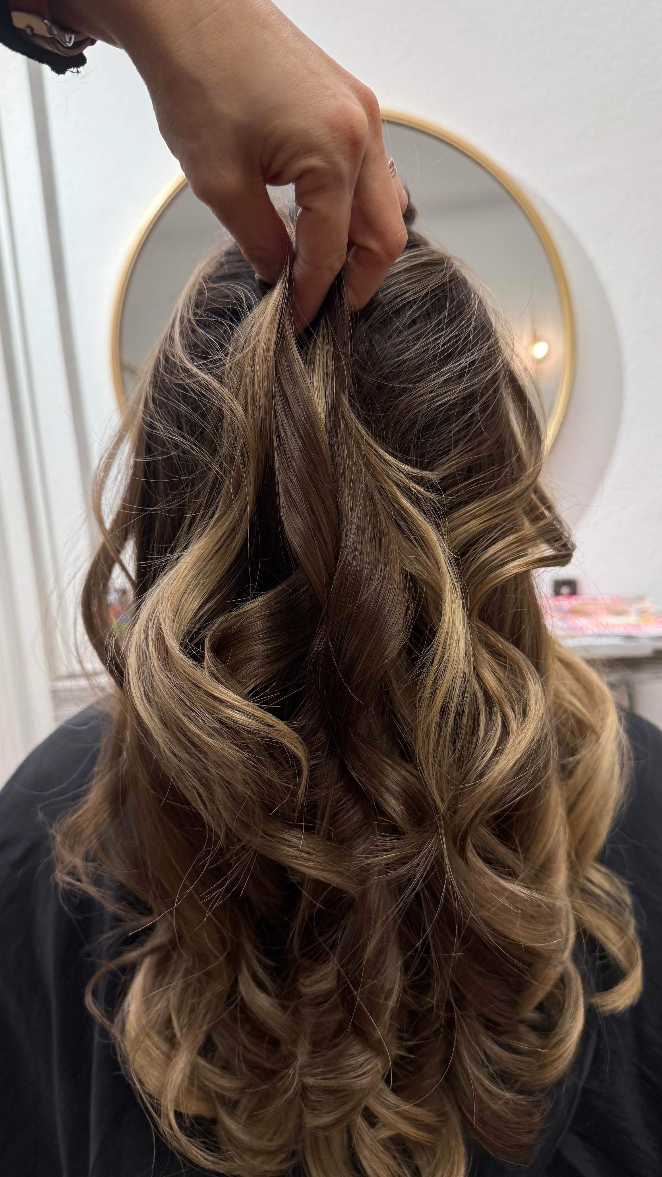 Viele denken, es liegt an der Technik…
tut es aber meistens nicht.
Gerade bei feinem Haar fehlt oft einfach der Halt im Haar.
Und genau deshalb benötigst du unbedingt Haarschaum.
Er gibt dem Haar Struktur und erst dann können Locken überhaupt halten.
Ohne fällt alles ziemlich schnell wieder zusammen.
Bei feinem Haar geht’s ehrlich gesagt fast gar nicht ohne.
Tipp: Achte darauf, dass dein Haarschaum nicht klebt oder harzig macht.
Ich zeig dir gerne, was für dich passt 🤍
#hairhacks #hairsalon #coiffeurzürich #balayage