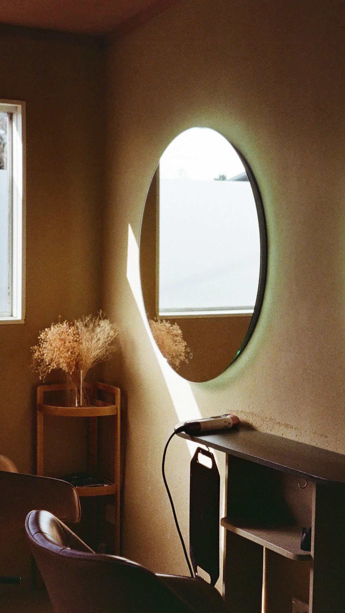 Nothing beats that fresh from the salon feeling ✨😯
A professional hair wash with a relaxing scalp massage to leave your hair feeling clean, soft, and refreshed. The perfect little reset for your hair and your mood.
#yuduyuhairsalon #waihekehairsalon #davines #sustainablesalons