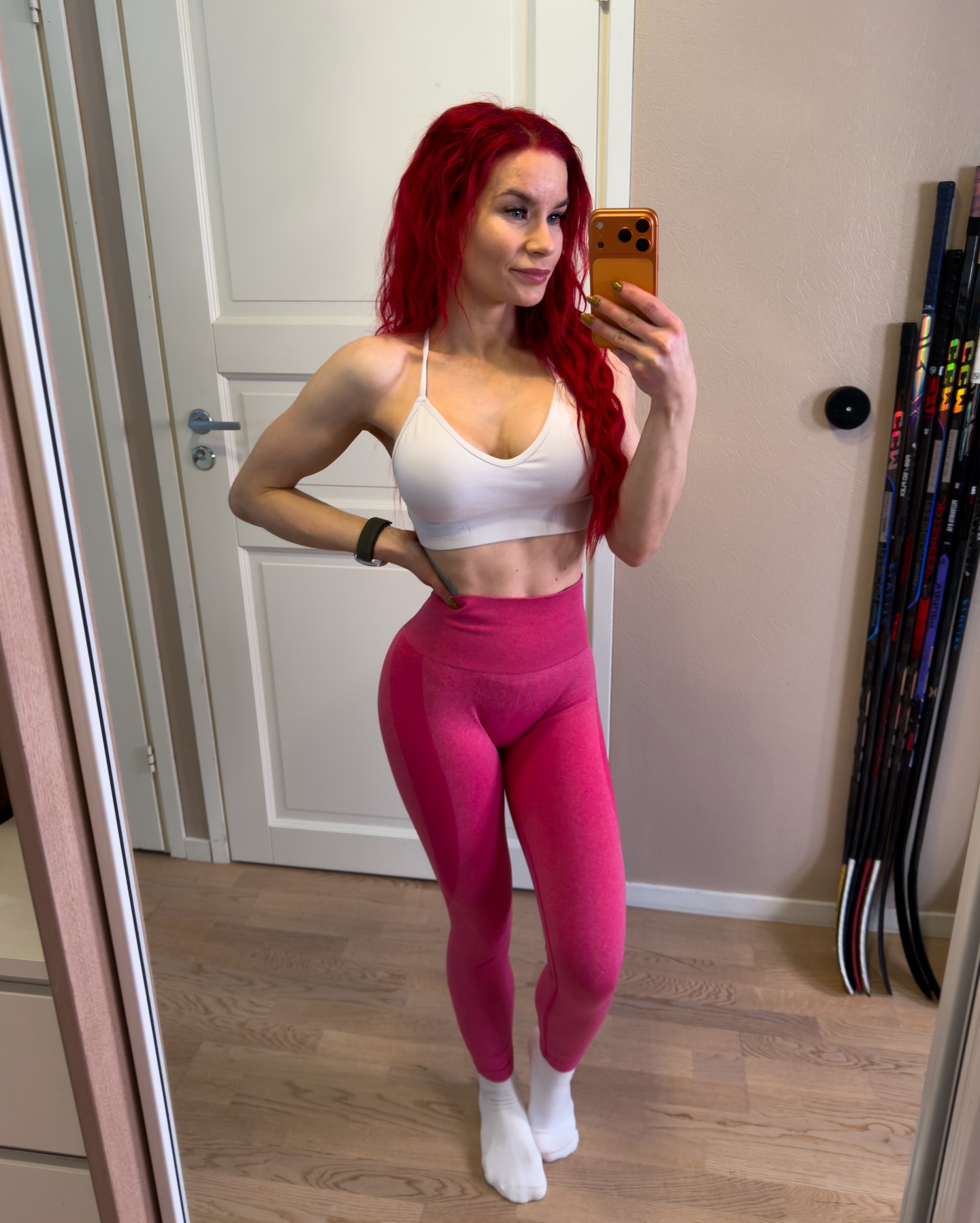 Kivaa uutta viikkoa 💕
Olin pari viikkoa poissa kaikista velvollisuuksista myös arjessa, kun sain tehtyä syvän haavan lasiastiasta oikeaan käteen, eikä kaikkia sormia voinut liikuttaa ilman kipua tai pelkoa repeytymisestä. Haavan liimaus onneksi auttoi siihen, että se alkaa pikkuhiljaa olemaan ummessa ja nyt pysyy jo puhelin kädessä. 🙈
Haastavista oli kyllä se, että ei pystynyt pukemaan vaatteita, peseytymään normaalisti, käymään vessassa helposti, tekemään ruokaa.. Siis miten voikin olla molemmat kädet perusjutuissa tärkeitä!
Oppimista mulla on vielä avun pyytämisessä ja sen vastaanottamisessa sillä riskillä, että se tehdään ”väärin” eikä minun tavalla! 😂
Universumi antoi siis taas viestejä siitä, että RAUHOITU! No näin tein viikkoja, katsotaan mitä seuraavaksi. Toivottavasti nyt se rauhallisuus, vaikka olen taas viikkoja jäljessä deadlineista…
Uskotko siihen, että saat ulkoisia viestejä omaan hyvinvointiin liittyen?💕
#hyvinvointi #armollisuus #sairausloma