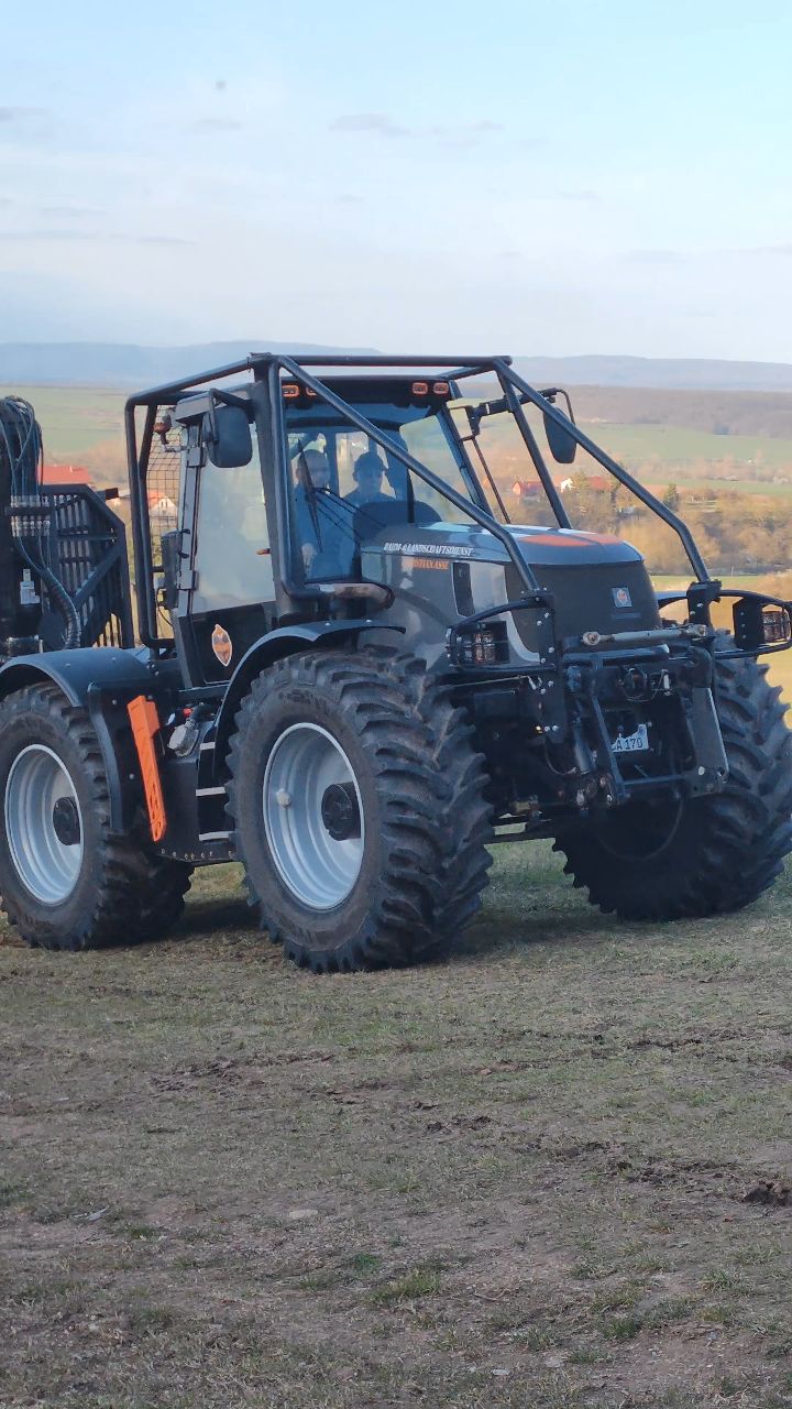 Einfach genial!
#jcb #forstmaschinen #baumfällung
Baumfällung
Seilwindenunterstützte Fällung
Rückewagen
Forstschlepper
Entbuschung