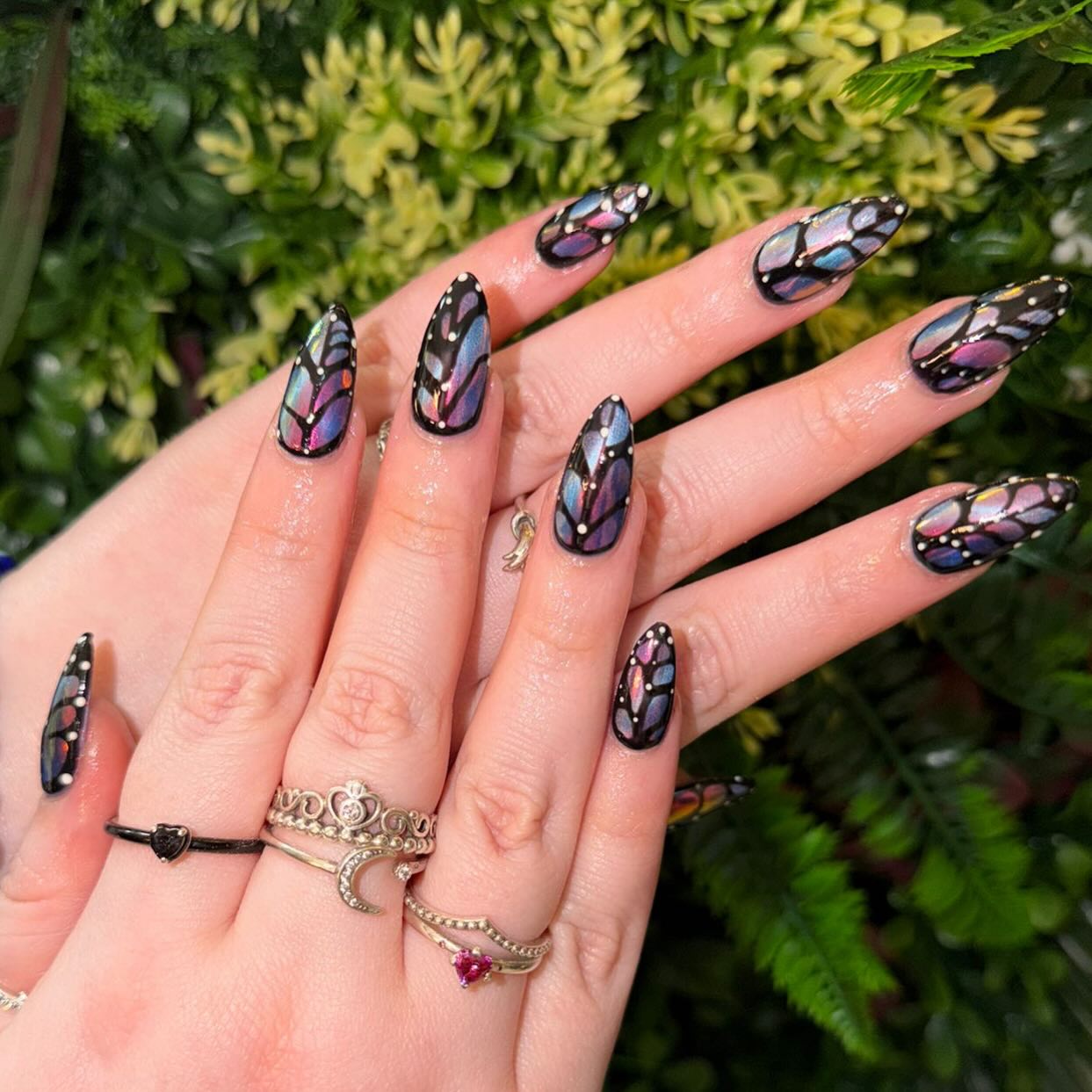 Spring is in full bloom and so are these dreamy butterfly effect acrylics 🦋✨
Created by senior beautician Jemma, this set blends soft iridescent hues of lilac, baby blue, blush pink, and hints of gold over a deep glossy base—giving that magical, light-catching wing effect. The delicate butterfly-inspired detailing paired with a sleek almond shape makes every angle shimmer like sunshine through petals 🌸
Fresh, feminine, and full of spring vibes—because your nails deserve to bloom too 💅💫