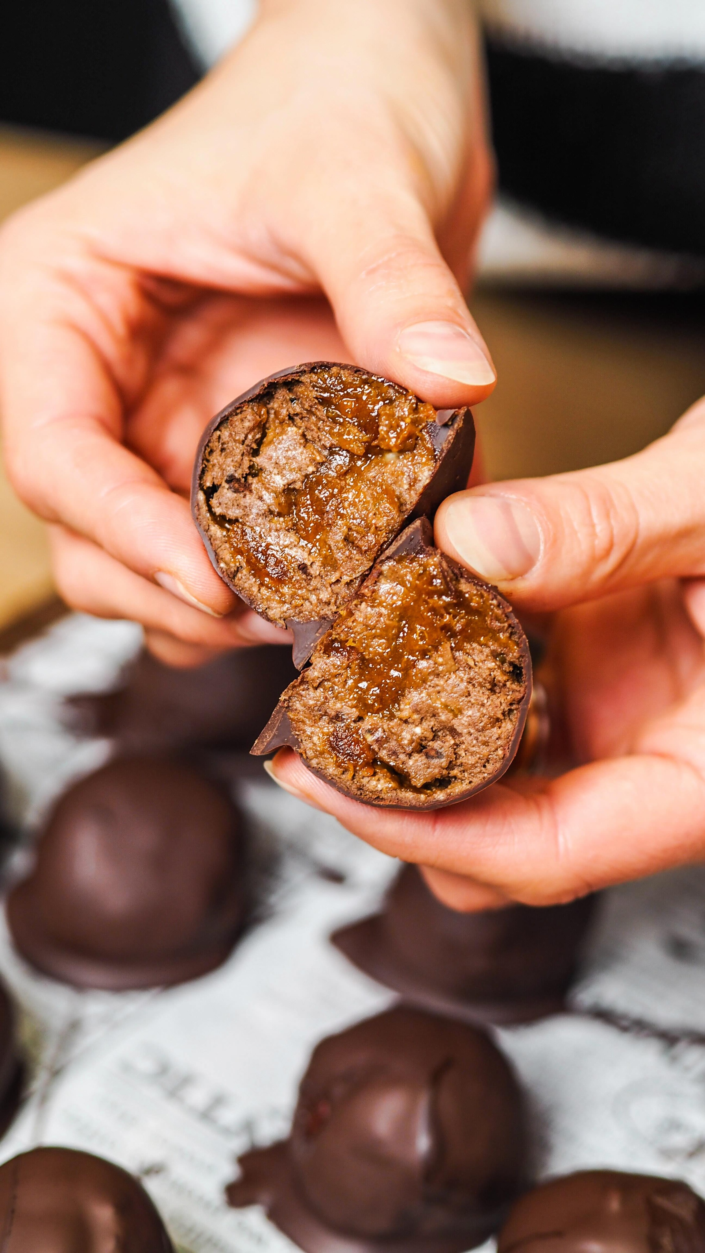 Sachertorte - aber anders. 🍫 Proteinreich, weniger Zucker und genau der Snack, den du brauchst, wenn dich der süße Hunger erwischt.
Die Inspiration dazu kam von Daniela, bekannt durch ihren erfolgreichen Podcast „MEnomio - Der Podcast für glückliche Wechseljahre“ rund um das Thema Menopause. Sie verbindet mit Sachertorte eine besondere persönliche Geschichte, verzichtet inzwischen weitgehend auf Zucker und achtet stärker auf ihre Proteinzuführ. Als sie bei uns im Studio war, haben wir gemeinsam mit ihr diese Sachertorte Protein Pralinen kreiert.
🍫 Sachertorte Protein Pralinen (ohne zugesetzten Zucker)
Zutaten
• 3 reife Bananen
• 150 g Hafermehl
• 4 gehäufte EL Proteinpulver
• 2 gehäufte EL Kakao (für intensiveren Geschmack auch 3 EL)
• etwas Vanille oder Zimt (optional)
Für die Aprikosenfüllung
• 200 g getrocknete Aprikosen (Marillen in 🇦🇹)
• Wasser zum Einweichen
Außerdem
• Zartbitterschokolade ohne zugesetzten Zucker (zum Überziehen)
Zubereitung
1️⃣ Aprikosen 2-3 Stunden einweichen und cremig pürieren, % für die Füllung beiseitestellen.
2️⃣ Bananen, Hafermehl, Proteinpulver, Kakao und den Rest der Aprikosencreme zu einem
Teig kneten.
3️⃣ Kugein formen, eindrücken, Aprikosencreme hineingeben und wieder schließen.
4️⃣ In geschmolzene Zartbitterschokolade tauchen.
5️⃣ Auf Backpapier fest werden lassen.
Tipp:
Am besten eignet sich Zartbitterschokolade ohne zugesetzten Zucker. Alternativ kannst du eine verwenden, die natürlich gesüßt ist - z. B. mit Datteln oder anderen natürlichen Süßungsquellen.
Speichern nicht vergessen - diese Pralinen sind der perfekte cleanere Sachertorten-Snack für zwischendurch 🩷🧡