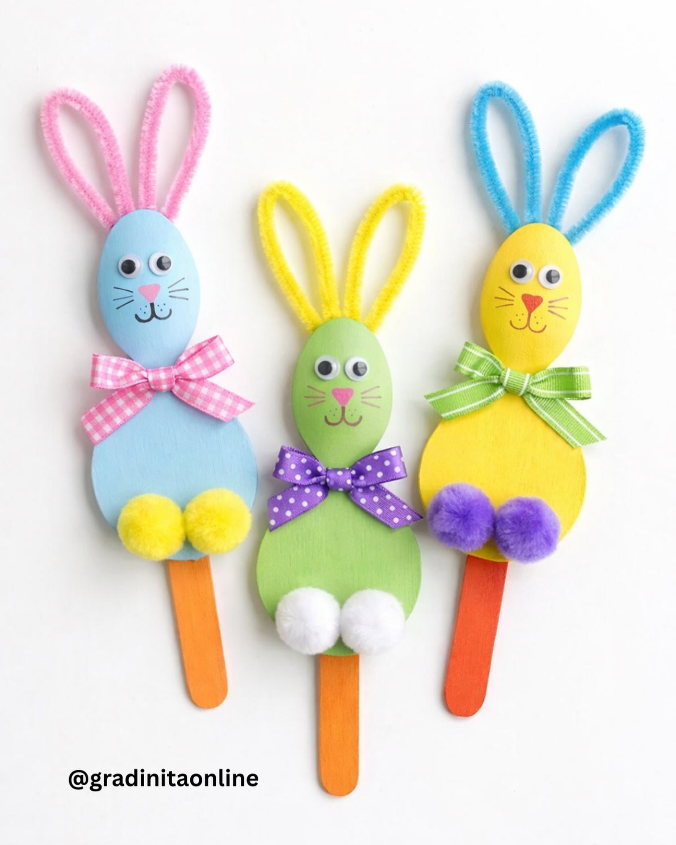Iepurași simpatici din linguri de lemn 🐰
Materiale necesare:
• linguri de lemn
• vopsele
• sârmulițe plușate
• pompoane
• hârtie colorată
• foarfecă
• pistol cu lipici cald
• fundițe
• carioci
• ochișori mișcători
✅ Cum realizăm iepurașii, pas cu pas:
1. Colorăm lingura de lemn
Alegem culorile preferate și pictăm lingura. Aceasta va fi corpul iepurașului. Lăsăm vopseaua să se usuce bine.
2. Pregătim burtica iepurașului
Decupăm din hârtie colorată un oval sau un cerc, în funcție de forma dorită, apoi îl lipim pe lingură pentru a forma burtica.
3. Realizăm urechiușele
Luăm sârmulițele plușate și le îndoim astfel încât să obținem două urechi. Le lipim pe spatele lingurii, în partea de sus, cu ajutorul lipiciului cald.
4. Adăugăm fundița și pompoanele
Lipim fundița la gâtul iepurașului, iar pompoanele le așezăm în partea de jos pentru lăbuțe.
5. Lipim ochișorii
Punem ochii mișcători pe fața iepurașului.
6. Desenăm boticul
Cu ajutorul cariocilor, desenăm nasul, mustățile și gurița.
❤️ Rezultatul final:
Obținem niște iepurași colorați, veseli și foarte drăgălași, perfecți pentru activități de primăvară sau de Paște.
#gradinitaonline #activitaticopii #activitatipentrucopii #kidsactivity #activitiesforkids