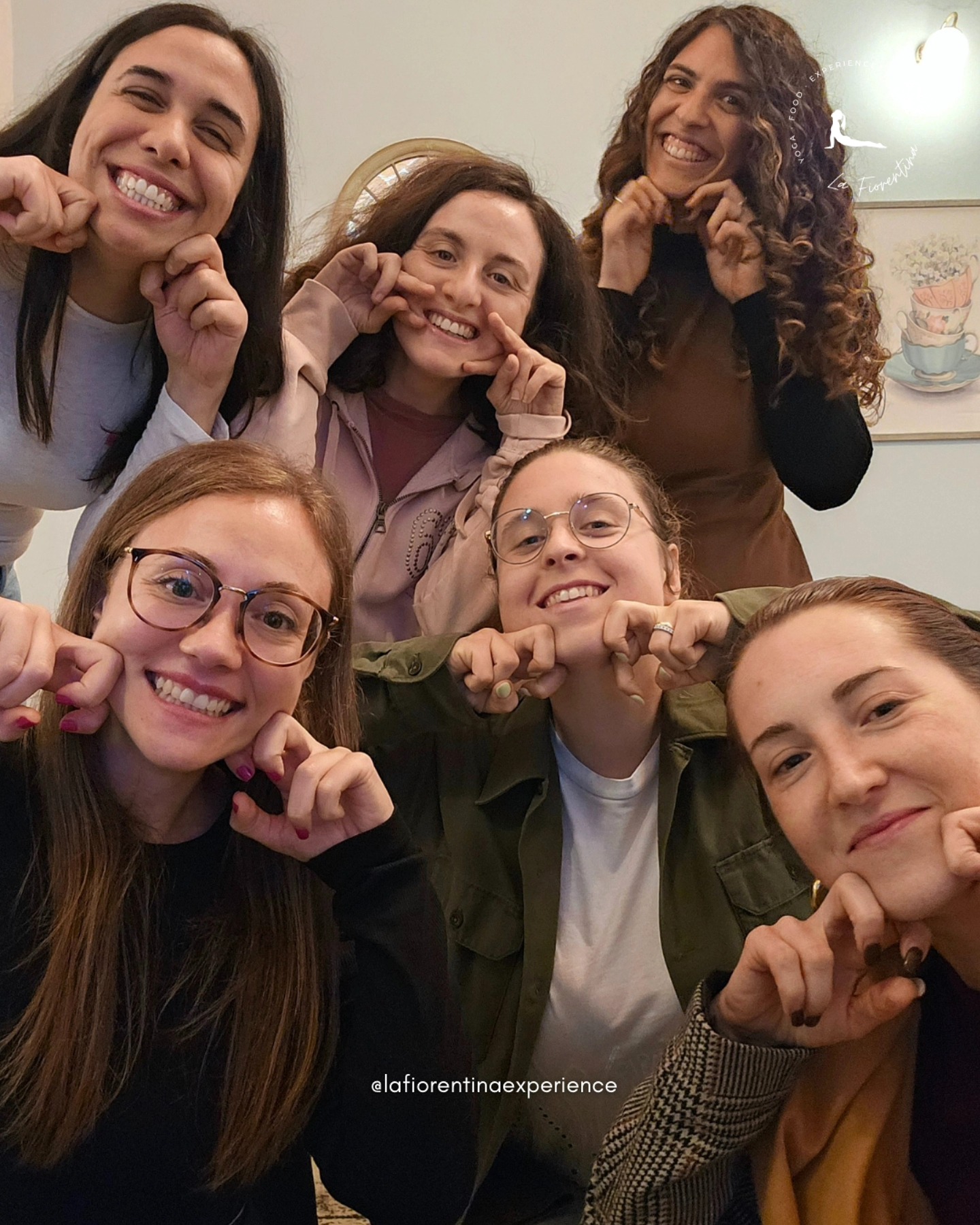 Face yoga & afternoon tea • your ritual glow up 🍵🧖🏼♀️
Grazie a Eleonora, Elena, Lucrezia, Iana, Martina per aver condiviso questo splendido pomeriggio assieme 💗
🌙 un rituale dedicato alla night routine: per rallentare, coccolarci, amarci, rilassare il corpo e tonificare il viso, liberarci dalle tensioni della giornata, favorendo il buon riposo
✨️ abbiamo utilizzato prodotti come da tradizione ayurveda, oli 100% puri che rispettano noi e l'ambiente
🎀 tra pranayama, face yoga, somatica, danza, night routine, condivisioni autentiche e prelibatezze
💌 Grazie a Valeria di @valu_bakery_cakes
di avermi contattata, per condividere il benessere con le sue clienti
#inspirariscopritivivi
Alla prossima, Ele 🤍🌸
#faceyoga #eventifirenze #wellnessexperience
