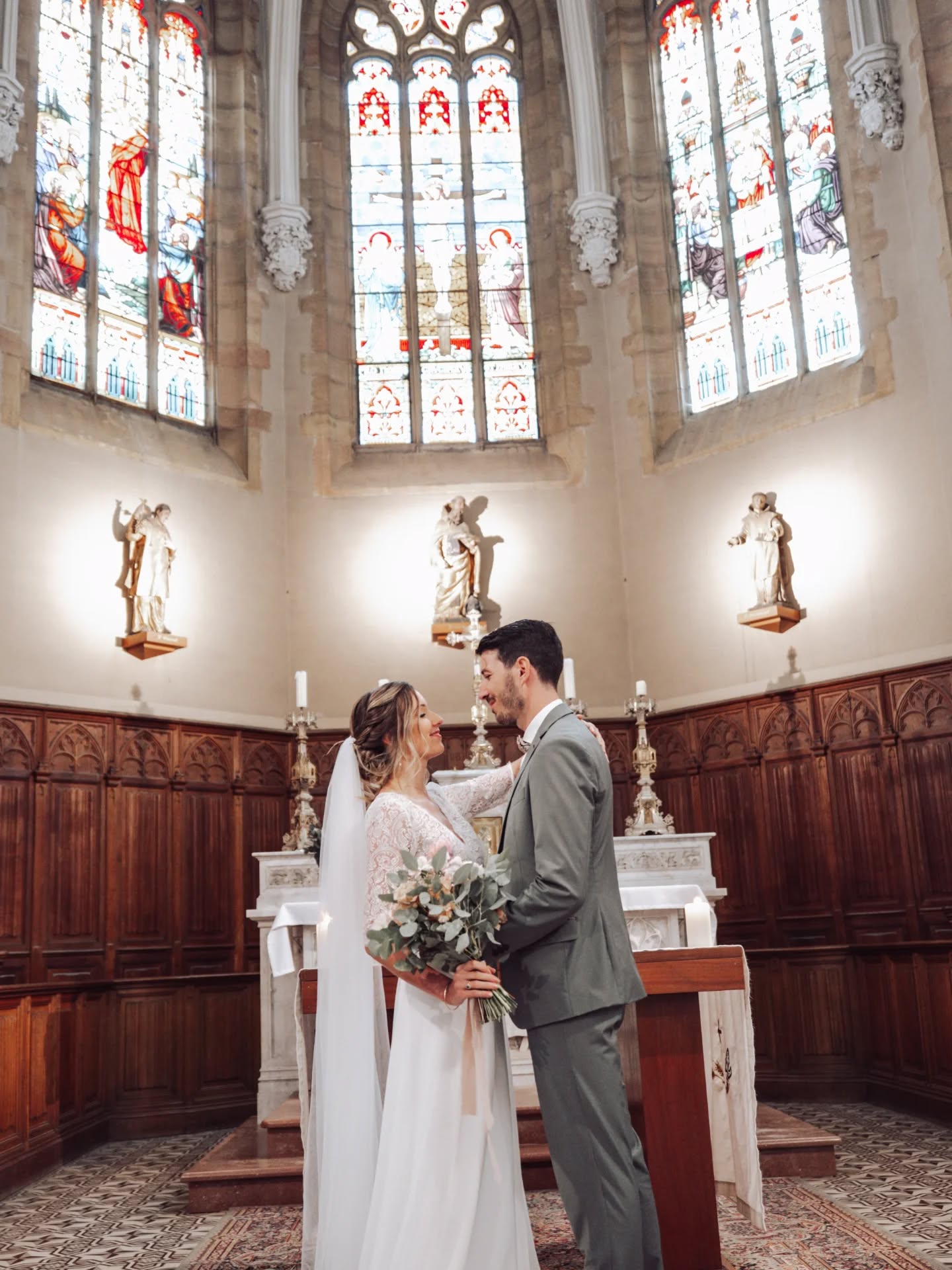 ✨ Juste après ce “oui” qui change tout…
Ils sortent de l’église, le cœur rempli, les mains serrées, et les yeux brillants d’un nouveau chapitre à écrire à deux 🤍
Un instant suspendu, entre émotion, rires et amour pur…
Ce moment où tout commence vraiment ✨
Et vous… quel est votre moment préféré dans un mariage ? 💬
Photographe @lmohphotography
Lieu @labastidedeshirondelles
DJ @richarddurdillydj
Costume @fatherandsonsofficiel
Traiteur @dominique_traiteur
#mariage #romantique #weddingflower #justmarried #thisislove