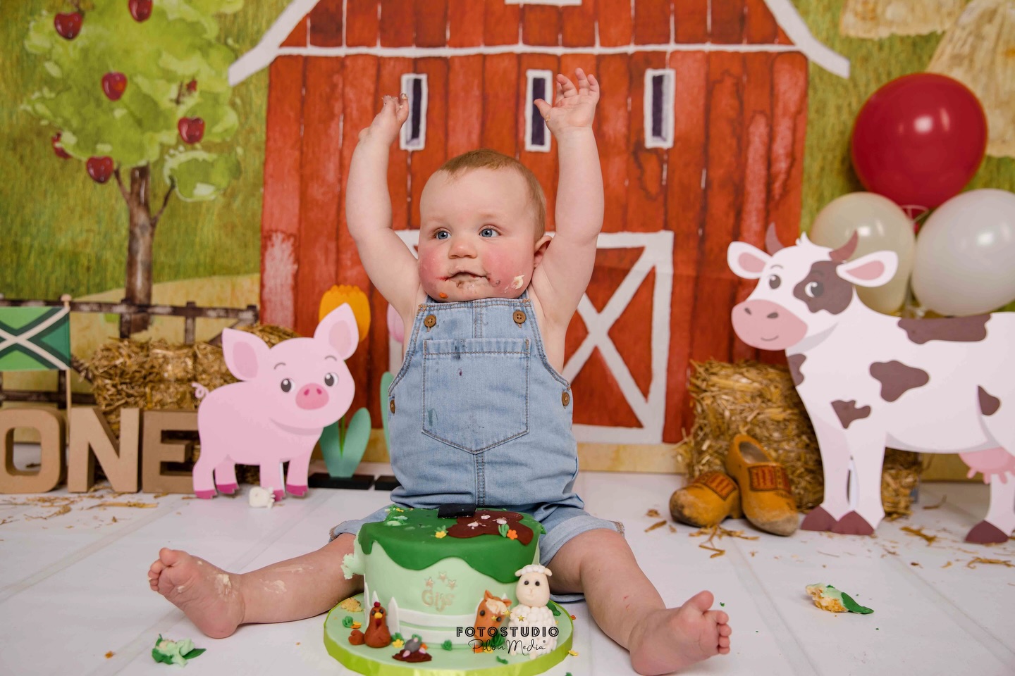 Ik ga even eerlijk met je zijn.
Niet iedereen wil of kan voor een cakesmash fotoshoot naar een professioneel fotograaf.
Natuurlijk zit er per fotograaf verschil in prijs en wat je hiervoor ontvangt, maar niet iedereen wil of kan hier voor kiezen.
Dit zette me aan het denken.
Want na bijna 7 jaar in dit fantastisch mooie vak weet ik één ding zeker: deze foto’s zijn zó waardevol. Je baby staat op het punt om een nieuwe fase in te gaan. Van kruipen naar lopen, van brabbelen naar praten… en ineens is dat kleine mensje geen baby meer🥹
Het gaat veel te snel.
En juist daarom zijn die beelden zo bijzonder. Ze brengen je weer terug naar die waardevolle tijd. Toen jouw baby nog een baby was. Je hebt nog één kans om dit vast te leggen.
Dit gun ik iedere ouder❤️
Ik gun iedere ouder deze unieke herinneringen om later met zoveel plezier en liefde op terug te kijken. En dan natuurlijk samen met je kindje, die dan oud genoeg is om te begrijpen dat deze foto’s inderdaad onbetaalbaar zijn.
Hier ga ik verandering in brengen…👀 Coming soon.
#cakesmash #cakesmashfotoshoot #eersteverjaardag #1jaar #fotograafwinterswijk