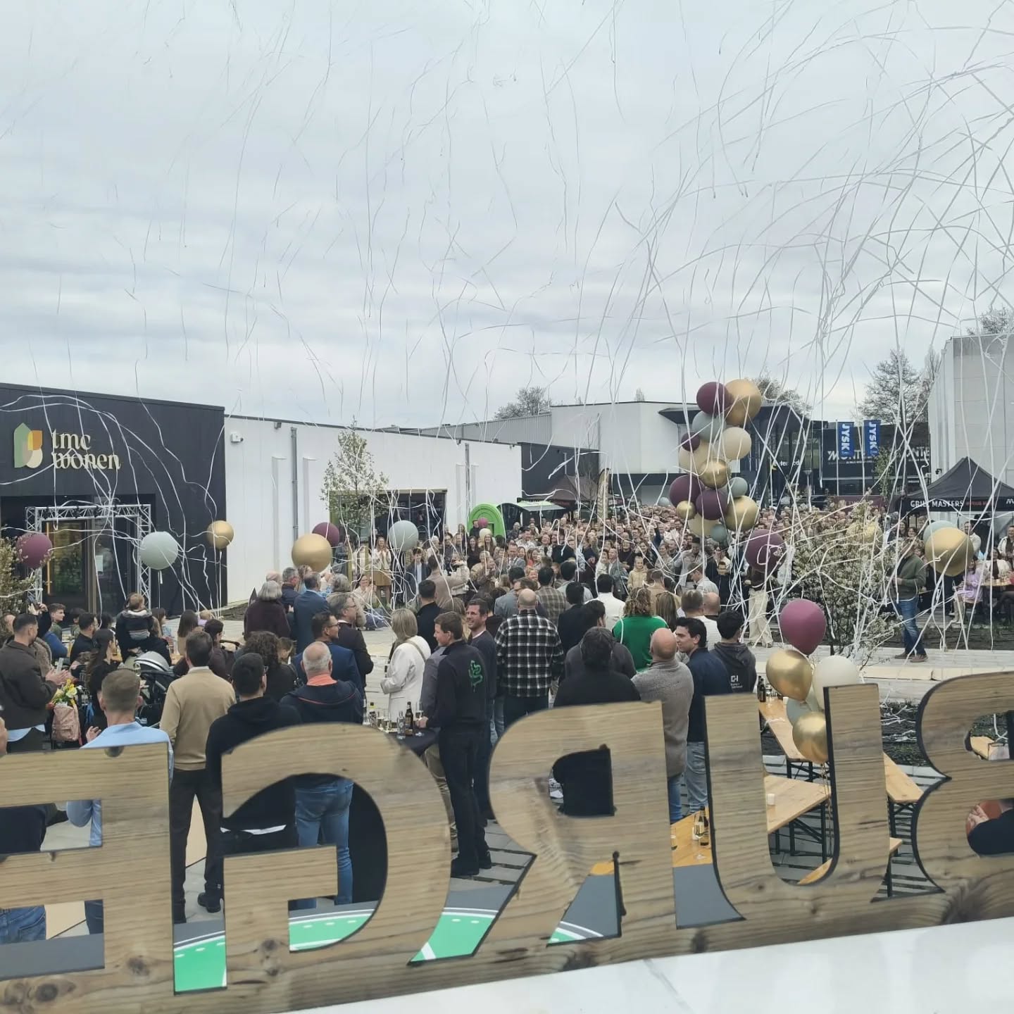 Wat een geweldige dag gisteren! ☕🍔🍝
Met onze koffie foodtruck, hamburger foodtruck en pasta foodtruck mochten wij de opening verzorgen bij TMC. Het was een eer om onderdeel te zijn van dit mooie moment!
Wij willen TMC enorm bedanken voor het vertrouwen en de fijne samenwerking. Alles was tot in de puntjes geregeld en de sfeer was fantastisch 🙌
Heel veel succes gewenst met de vernieuwde winkel! 🎉