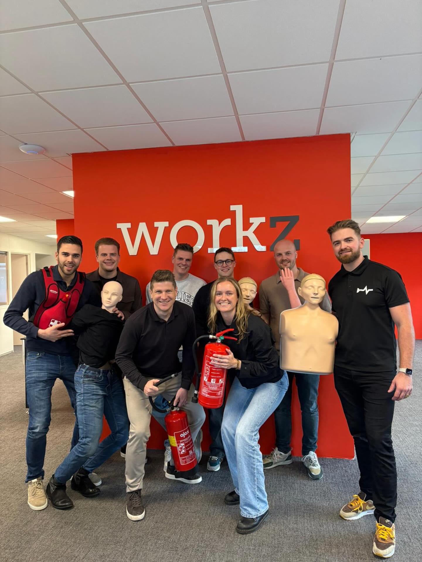 BHVpoint was bij @workz.nl op kantoor voor een complete incompany BHV-training.
Het hele team ging aan de slag met realistische oefeningen: reanimatie, eerste hulp, brandbestrijding en evacuatie. Met veel praktijk, interactie en een flinke dosis humor, want bij Workz werken ze écht met ‘n
glimlach 😄
Bedankt Workz voor de enthousiaste inzet! Jullie zijn weer helemaal klaar om in noodsituaties het
verschil te maken.
Wie volgt? 👀
#BHVtraining #BHV #Bedrijfshulpverlening #Reanimatie #AED IncompanyBHV BHVpoint