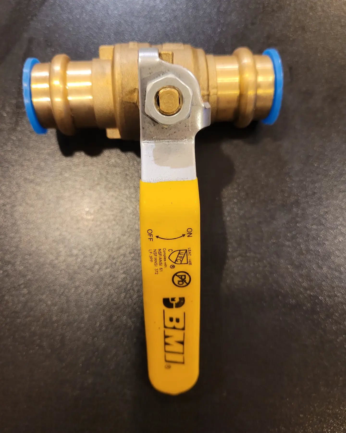 Always check your fittings*
Took the protective caps off and found these brass metal shavings still in the ball valve from the machining process.
BMI sells these products and they don't seem to be on instagram, will bring this to the attention of my wholesaler.
Anyone else ever have this issue?
#plumbing #gasfitting #plumber #seatosky #squamish #whistler #plumbersofinstagram #plumbingandheating