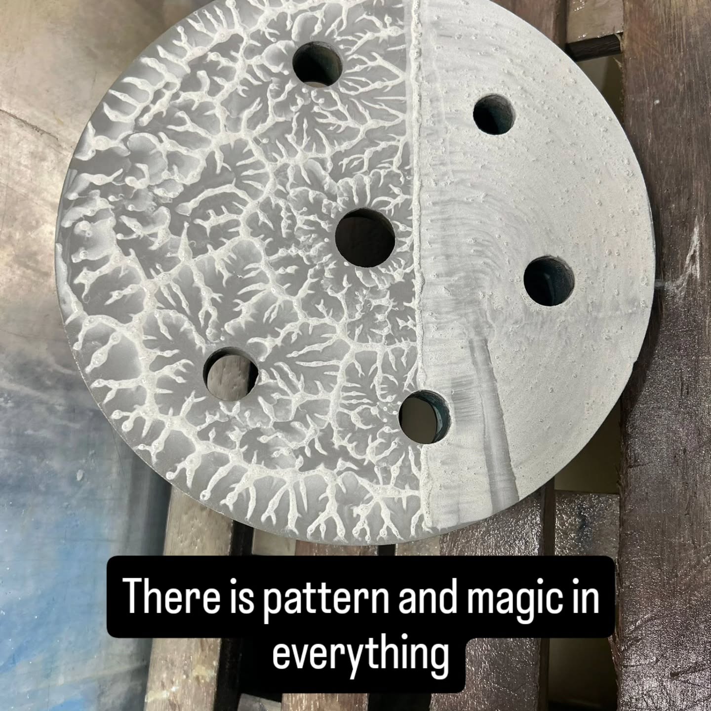 This, is a levagator, for grinding a lithograph stone. It is enormously heavy and can have a mind of it's own.
# lithography #printmaking #learning #fractals #stripeyhoundart