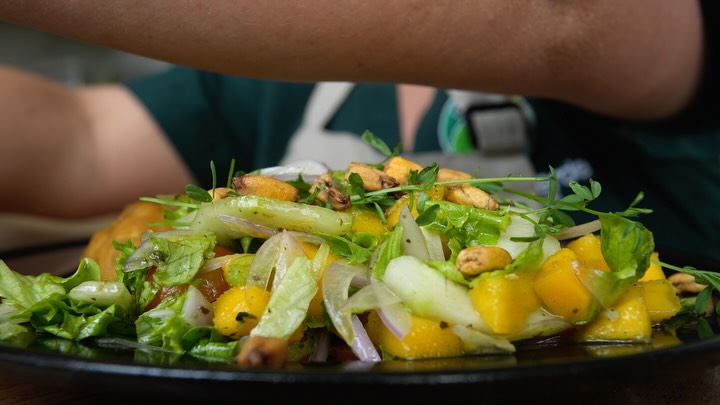 🍽️ Plato del Almuerzo: Trucha con Puré de Plátano y Ensalada Paraíso 🌿
A la hora del almuerzo, te invitamos a disfrutar de una de las delicias más queridas de Paraíso: trucha con puré de plátano y ensalada Paraíso.
Este plato combina la frescura de la trucha con un sabor que solo el puré de plátano puede brindar. La suavidad y el toque único del puré complementan perfectamente la riqueza del pescado, creando una experiencia culinaria maravillosa.
Ven y descubre por qué este es uno de los favoritos en Paraíso. ✨
ENG/
🍽️ Lunch Dish: Trout with Plantain Purée and Paradise Salad 🌿
At lunchtime, we invite you to enjoy one of the most beloved delights of Paraíso: trout with plantain purée and Paradise salad.
This dish combines the freshness of the trout with the exceptional flavor that only plantain purée can provide. The creaminess and unique touch of the purée perfectly complement the richness of the fish, creating a wonderful and memorable culinary experience.
Come and discover why this is one of the favorites at Paraíso. We look forward to having you try it! ✨
#Almuerzo #Trucha #PuréDePlátano #Ensalada #manizales