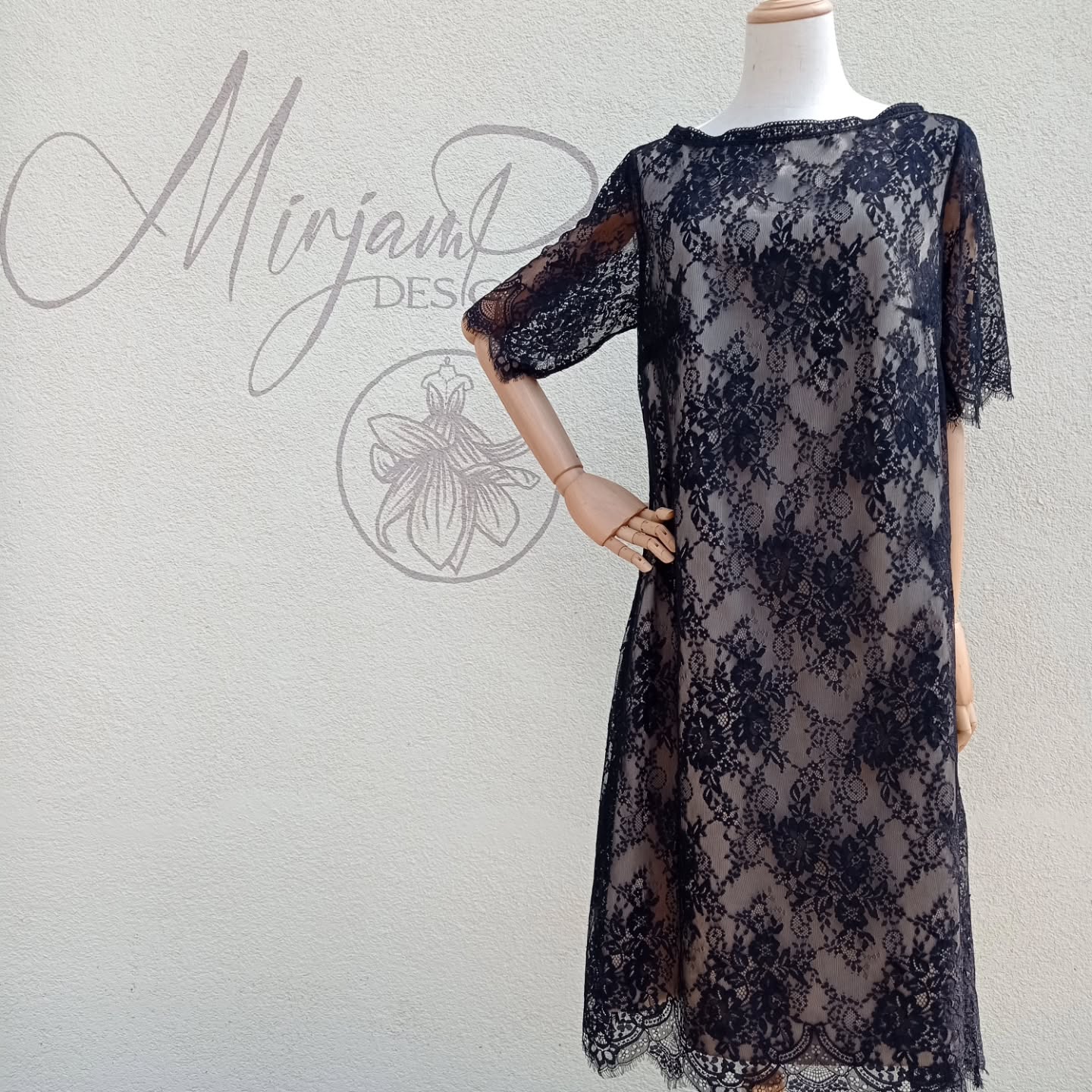 Spitzenkleid in Schwarz.