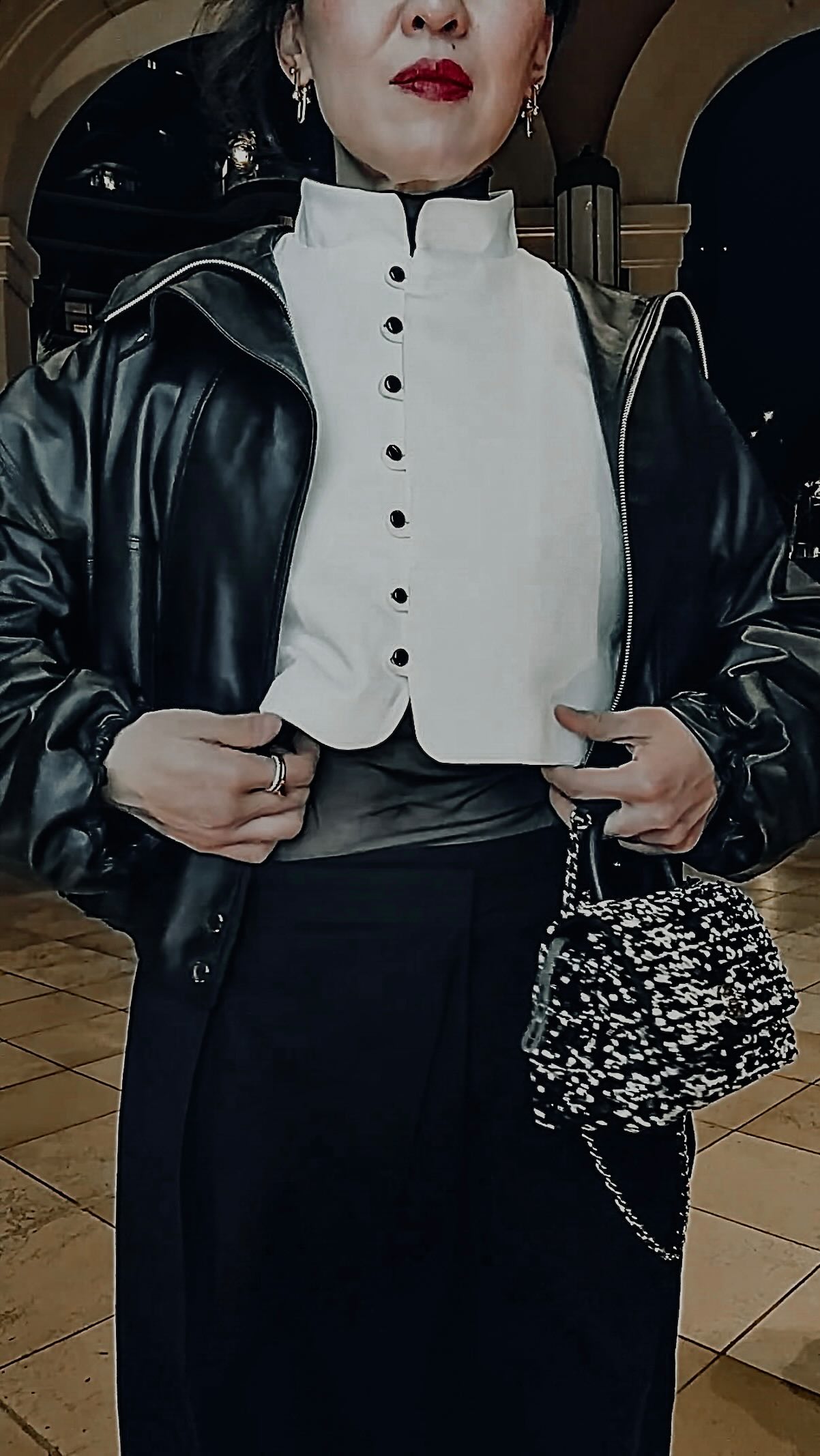 Jedem Trend hinterherrennen? NEIN!
Alles Neue sofort ausprobieren? NEIN!
Studien blind glauben? NEIN!
Behandlungen anbieten, nur weil sie „viral“ sind? NEIN!
Produkte nutzen, ohne sie wirklich zu verstehen? NEIN!
Ergebnisse dem Zufall überlassen? NEIN NEIN NEIN!
Ich glaube an etwas anderes….
an Erfahrung, an fundierte Daten und an echte Ergebnisse.
Ich biete meinen Patienten nur das an,
✔️ was sicher ist
✔️ was wissenschaftlich sinnvoll ist
✔️ was langfristig funktioniert
Nicht alles, was neu ist, ist gut.
Und nicht alles, was laut ist, ist richtig.
Ästhetische Medizin auf höchstem Niveau ist kein Trend, keine Kette, keine Sonderangebote.
Es ist Verantwortung, Erfahrung und Hingabe.
Es ist das, was ich DIR, meine Patientin, biete ♥️
#beautydoctor #düsseldorf #ludewig #faceart #unterspritzungdüsseldorf