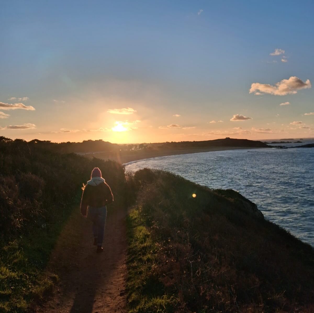 Et si la vie était un jardin? Un jardin qui démarre avec ce qu’on décide d’y mettre. Ces graines choisies auxquelles on donnera vie. Elles peuvent être un projet, une intention à cultiver, une habitude nourrissante, des liens et connexions joyeuses et apaisantes.
Le printemps a cette façon unique de nous rappeler la beauté de la vie et les jardins, notre singularité.
Dans mon jardin cette année, il y aura de l’espace et de la légèreté, des moments pleins et des moments de rien, des plantes qui pousseront et d’autres peut être pas. Et ce sera très bien comme ça 💗
Finalement, c’est peut être maintenant le bon moment pour réfléchir à nos résolutions, nourrir nos rêves et arroser ce qui compte vraiment.
Et si tu es encore là en train de me lire (déjà merci), sache que j’ai récemment posté des séances courtes sur Youtube pour le printemps 🌿
➡️ Et que tu peux profiter d’une heure de yin yoga pour ralentir et choisir ce que tu veux vraiment planter dans ton jardin cette année.
Pour ça, inscris-toi avec le lien en bio 🤍
📷 méli-mélo de moments à la montagne et à la mer, dans la forêt de Brocéliande avec @namastrip.retreats et dans les jardins de la maison
#yogateacher #yinyogafrance #printemps