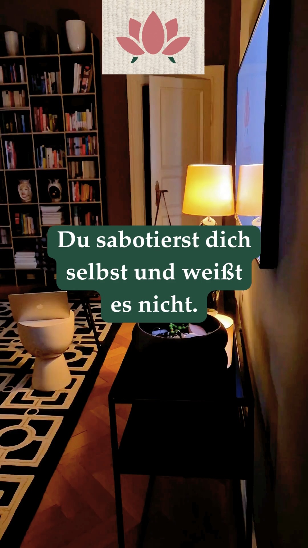 Du sabotierst dich selbst und weißt es nicht.
Nicht weil du zu wenig willst. Sondern weil ein Satz in deinem Kopf leiser ist als dein Verstand und trotzdem alles steuert.
"Ich bin nicht gut genug."
"Ich darf keine Fehler machen."
"Ich müsste schon weiter sein."
Glaubenssätze. Wir alle haben sie. Die meisten merken es nicht mal.
Nicole zeigt an einem Bloomita-Abend, woher diese Sätze kommen und wie du anfängst, sie zu erkennen.
Bei dir zu Hause. Mit deinen
Freundinnen. 90 Minuten, die etwas verändern.
🔗 Alle Infos per Mail — Link in Bio