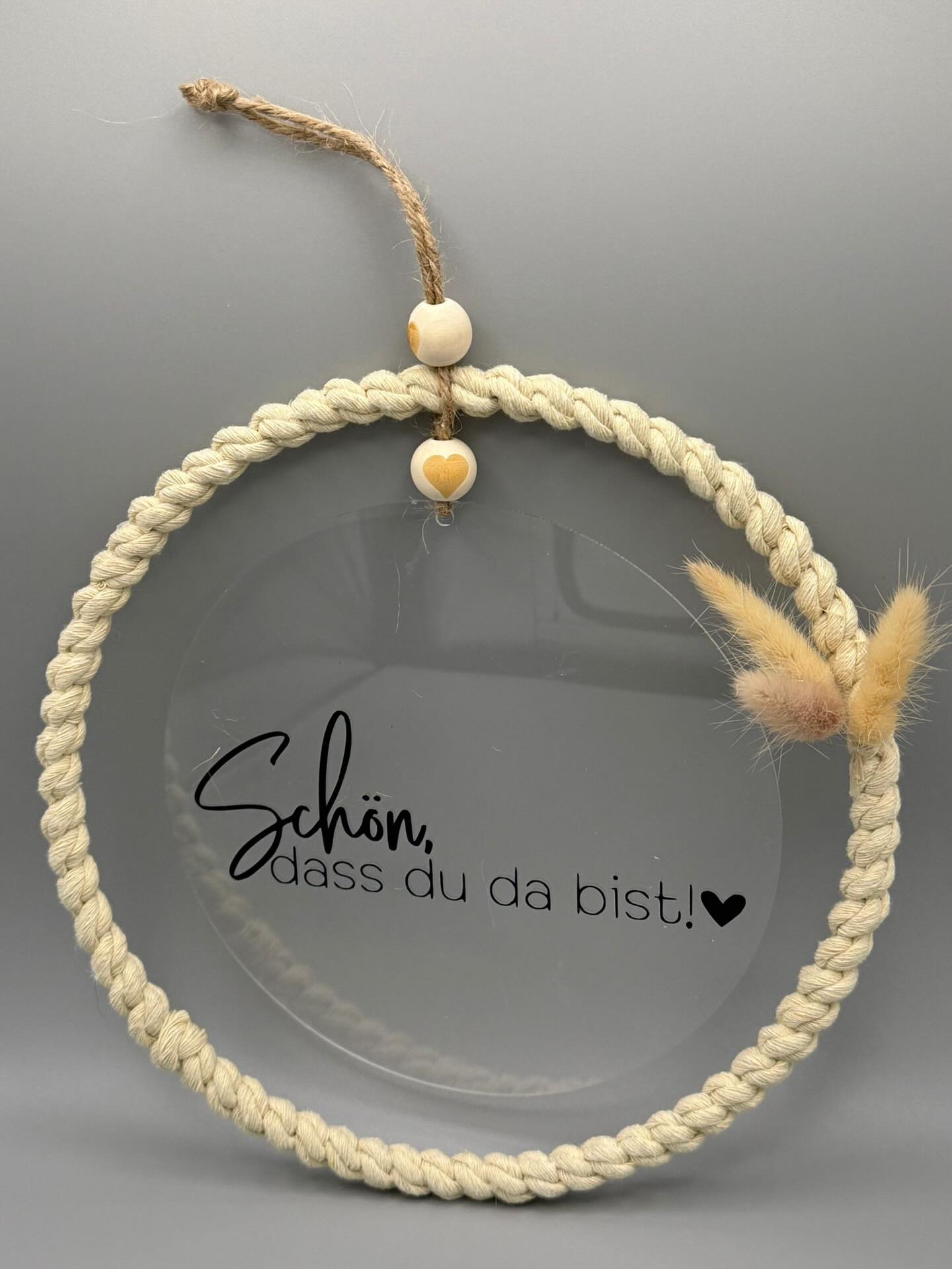 Schön, dass du da bist 🤍
Dieser handgemachte Türkranz mit Acrylplatte und geplottetem Spruch ist ein liebevolles Detail für dein Zuhause oder ein ganz besonderes Geschenk 🤍
Mit viel Herz gefertigt – jedes Stück ein Unikat ✨
#handmade #diyliebe #dekoidee #plotterliebe #geschenkidee homedecor kreativ mitliebegemacht