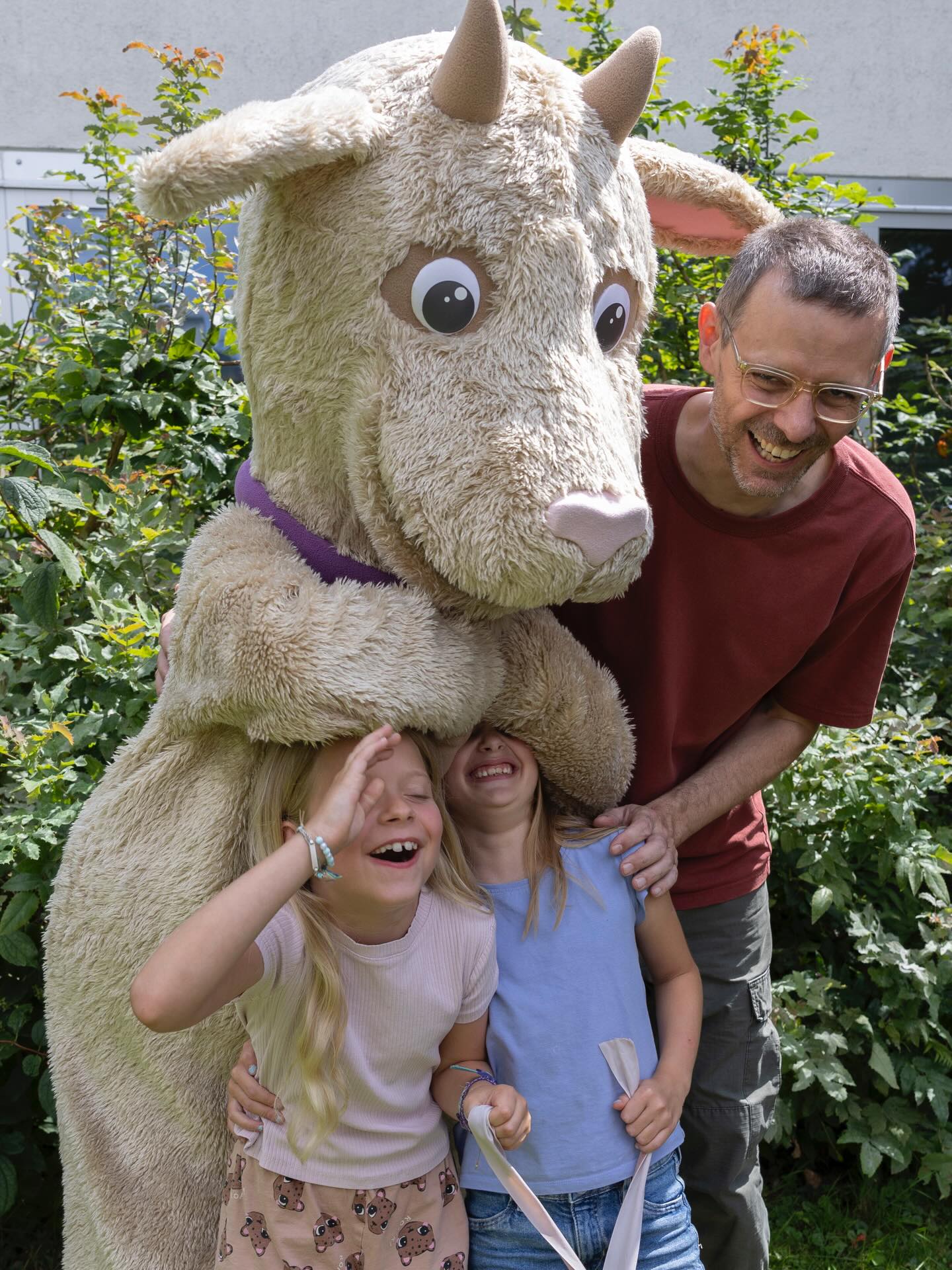 Ich wollte eigentlich nur Musik machen…
…und dann ist so viel mehr passiert. 🐐💛
Lachen.
Begegnungen.
Erlebnisse, die bleiben.
#Più #Gemeinschaft #Kinderkonzert #Musikverbindet #MusikErlebenFamilienkonzert