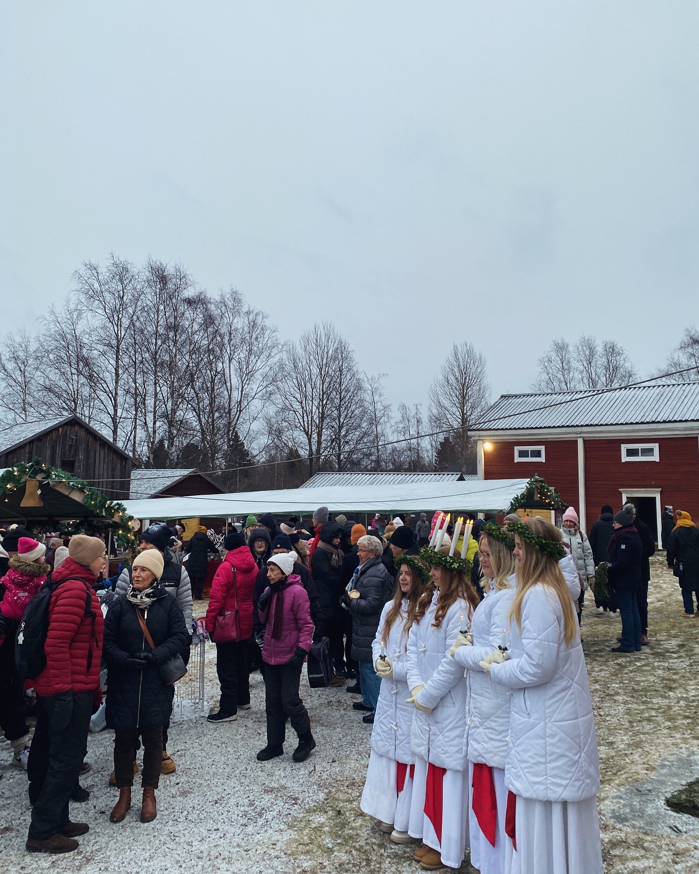(Sve/Fin/Eng)
Prästgårdsföreningen var på hembygdsmuseets julmarknad i helgen och berättade om hur vårt projekt att utveckla ett demokrati- och kulturcentrum till prästgården framskrider ✨ Därtill bjöd vi på choklad och tomtebingo 🎅🏼 Tack till hembygsmuseet för ett väl arrangerat julevenemang 🤗
————
Pappilayhdistys oli viikonloppuna kotimuseon joulumarkkinoilla. Olimme kertomassa miten projektimme pappilan kehittämiseksi demokratia- ja kulttuurikeskukseksi etenee ✨ Lisäksi tarjosimme suklaata ja joulutonttubingoa 🎅🏼 Kiitos kotimuseolle erinomaisesti järjestetystä joulutapahtumasta 🤗
——
Anders Chydenius Vicarage Association was at the local heritage museum’s Christmas market this weekend! We shared updates on how our project to develop a democracy- and cultural center at the vicarage is progressing, as well as offer chocolate and Santa bingo for the children🎅🏼 Thank you to the heritage museum for hosting such a well-organized holiday event 🤗