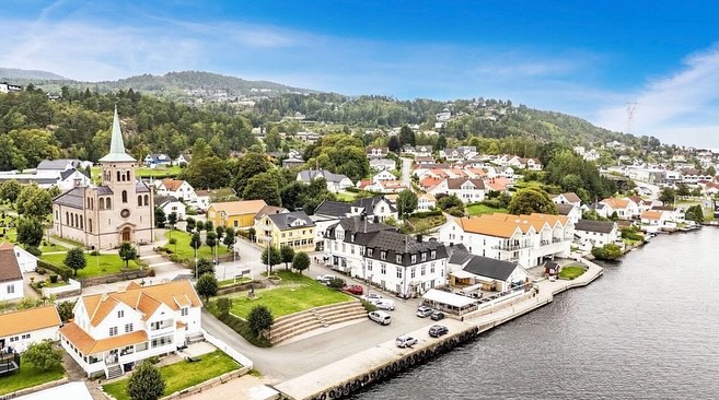 Hjemme i påsken? 🐣Ta med en god venninne eller familie ut på lunsj eller middag, vi holder åpent som vanlig, hjertelig velkommen💛