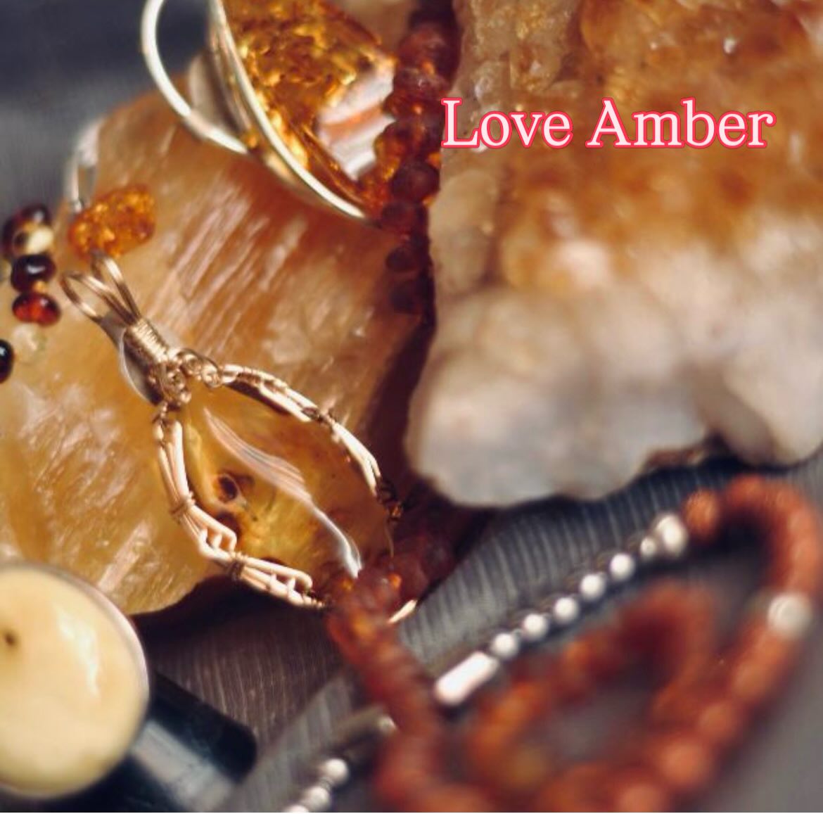 🧡 Amber, all the way from the Baltic. Pendant beautifully wrapped in rolled gold tubes, keeps the weight and the price down 🫶
#amber
#amberjewelry