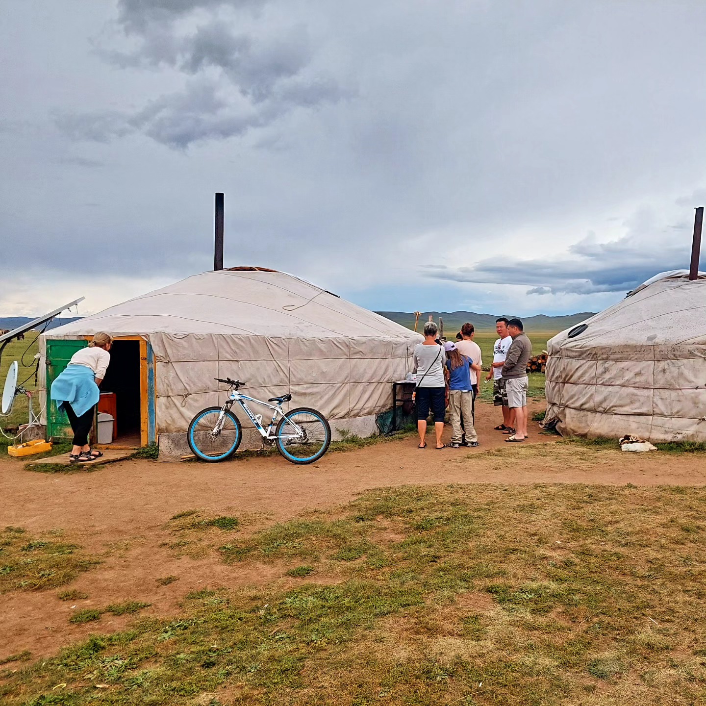 Airag - gegorene Stutenmilch - gilt als Nationalgetränk der Mongolei. Airag und die damit verbundenen Gebräuche wurden 2019 in die UNESCO-Liste des immateriellen Kulturerbes aufgenommen. In der Mongolei wird Airag hergestellt, indem Stutenmilch durch ein Tuch in einen ledernen Beutel gegeben wird. Der Sack hängt am Eingang der Jurte. Die gegorene, leicht alkoholische Stutenmilch wird immer wieder mit einem Holzstab umgerührt. Der Geschmack ist leicht säuerlich. Wir haben sie probiert, allerdings nur sehr wenig, da sich die europäische Darmflora erst an die Bakterien gewöhnen muss. 🙃