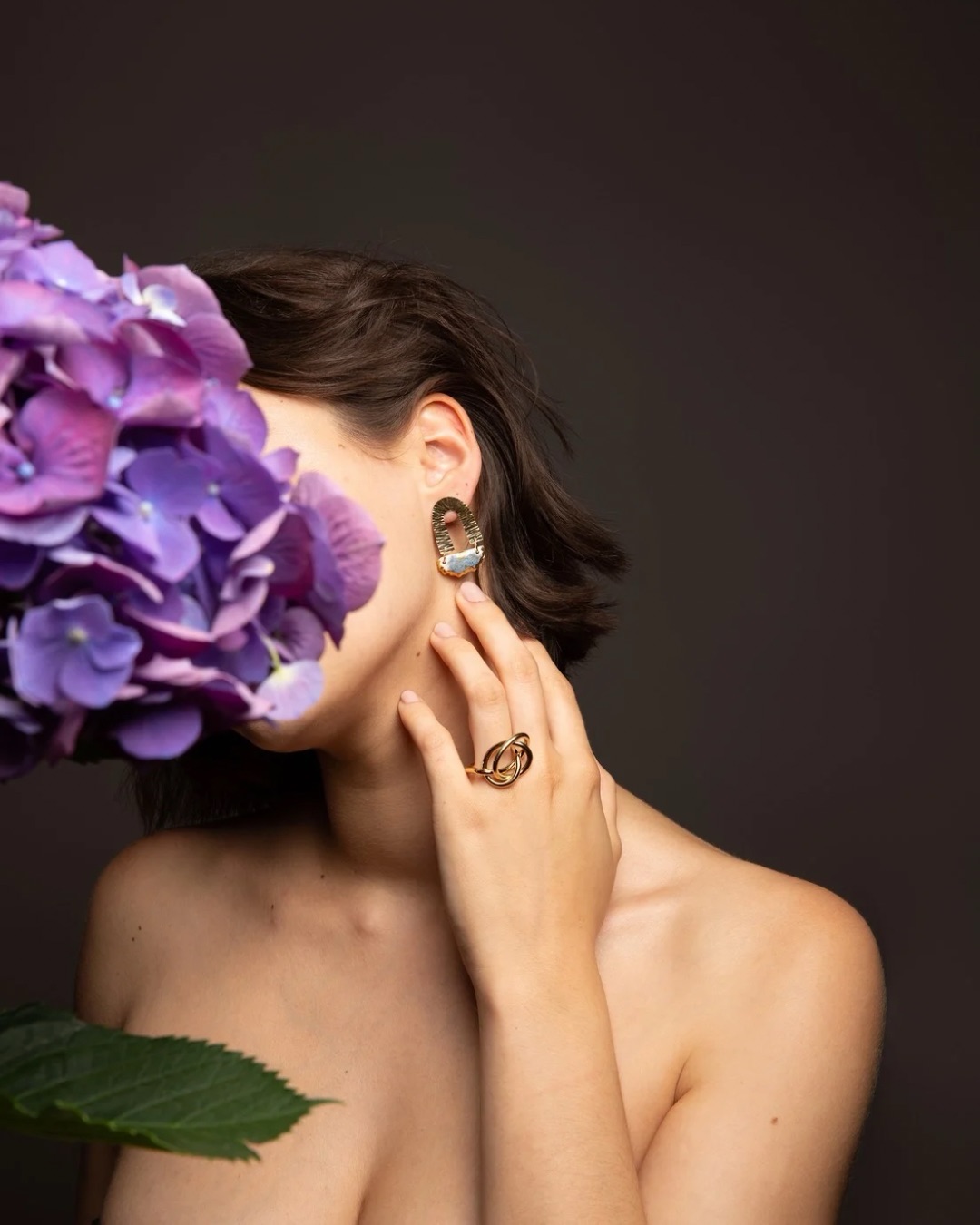 On continue avec le printemps… notre saison préférée ! La collection poésie d’écume en est une Ode… venez la (re)découvrir en boutique… #jewels #art #flowers #jewelry #fashion
