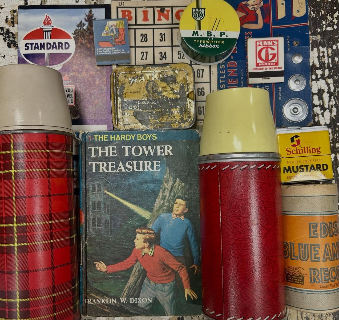 Add vintage touches to your space and make it truly yours! All of a sudden your house has the vibe that says it’s been collected over time. #styledhome #diydecor #styledhomes #diystyling # vintagestyle