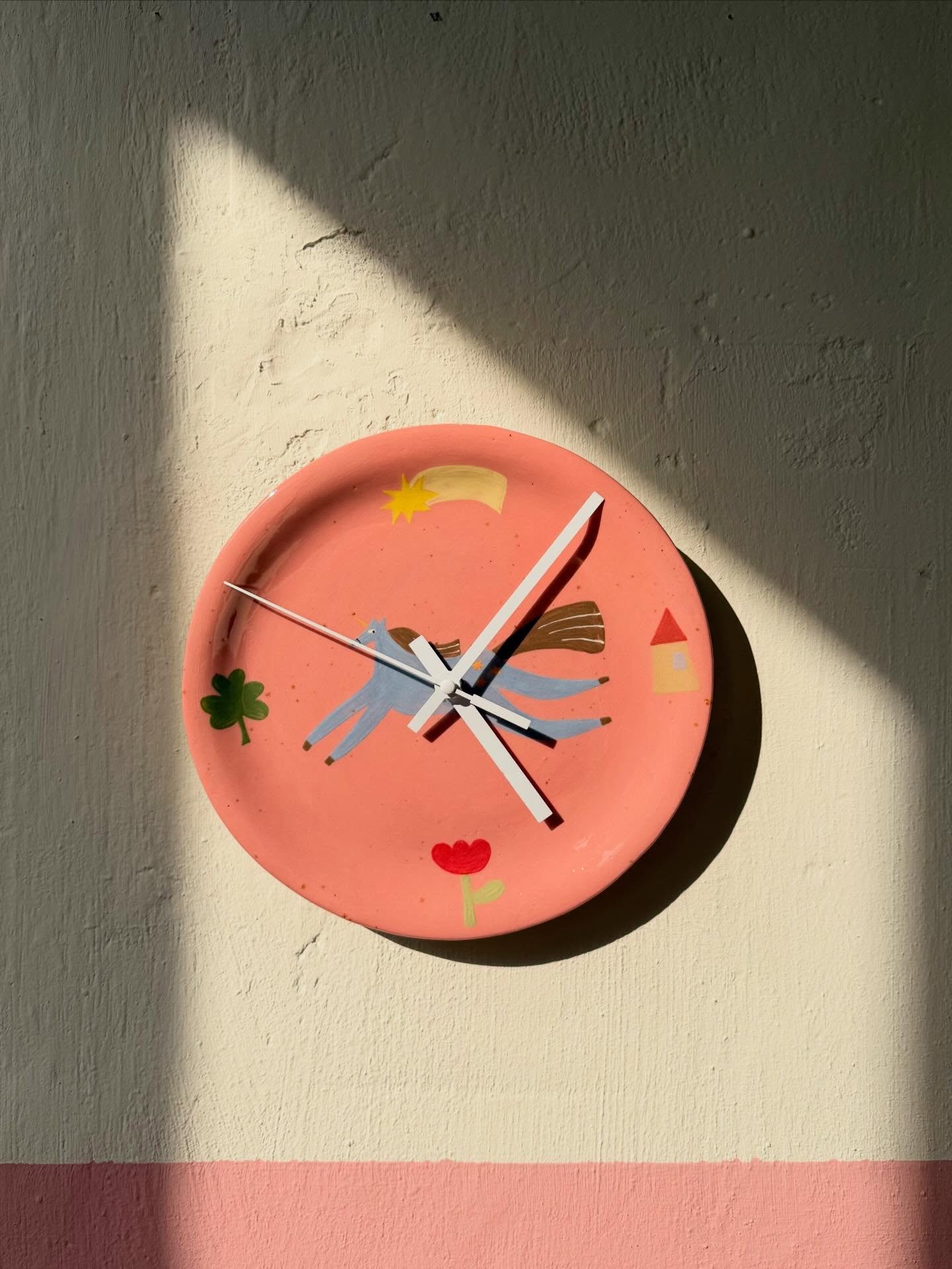 It's time for wall clocks again! 🕘🩷
Diese zwei Schnuckis wandern am Sonntag mit in den Online-Shop und freuen sich schon auf ihre neuen Zuhausis.
Habt einen schönen Tag! 🫶🏻
#ceramicclocks #potterylove #handbuiltceramics #keramikkunst