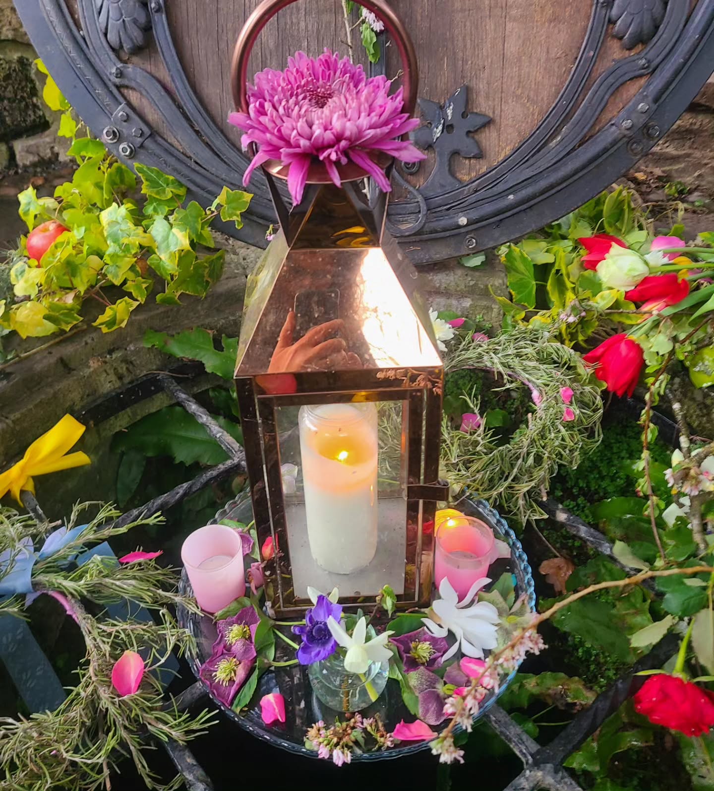 A magical Spring Equinox weekend spent at the Chalice Well Gardens.
It was lovely to be back co-facilitating on the Chalice Well Essences course with a lovely group of new students.
#chalicewellgardens #chalicewellessences