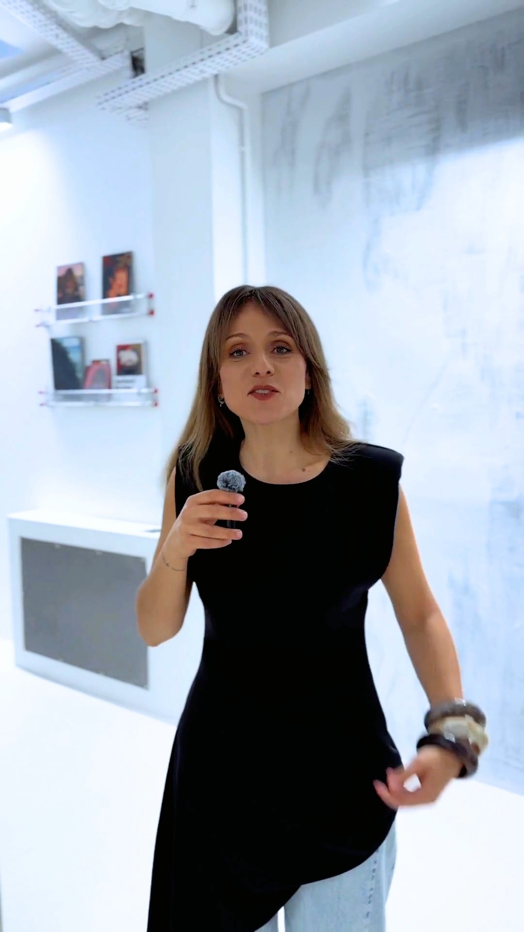 On change les règles.
Le reste… on vous montre.
Prenez RDV pour vous faire accompagner par une agence pas comme les autres!
- la "curl Méthode",
- "l'art de savoir vendre en salon ou en boutique",
- "passes ton salon au niveau supérieur",
- les "protocoles business care"
- etc.
sont disponibles et personnalisables sur demande.
Et pour les sessions inter-professionnelles, elles ouvrent bientôt!
Et si vous preniez de l’avance ?
Abonnez vous et suivez toutes les aventures et backstages @cecilereaubourg x @kimberley_fortesdacruz x @moment.studioparis @cm_maelys !
Avec notre modèle au top @marinerpsde 🔥
www.hpmretail.com
#formationcoiffure #formationbusiness #retail #coaching #curl