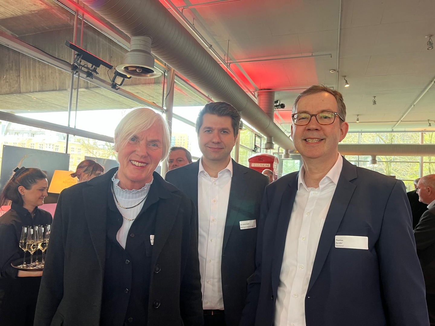 📍 Sozialpolitischer Ausblick NRW mit Katharina Balz, der Vizepräsidentin des Sozialverbandes VdK NRW e.V. und VdK Deutschland e.V.:
🎙️ Zwei bereichernde Programmpunkte: Am Donnerstagmorgen fand der Jahresempfang 2026 des VdK in Düsseldorf statt. Nach der Begrüßung von Vorstandssprecher Thomas Zander begeisterten die Reden von Minister Karl-Josef Laumann, von Katharina Balz und von Professor Dr. Ute Klammer zum Thema „Ein Frühjahr der Reformen? Die Zukunft der Alterssicherung entscheidet sich jetzt“. Gleich zwei Bottroper kreuzten dort meinen Weg: Ein junger, alter Bekannter Jan Schürmann und der Vorsitzende des VdK Bottrop, Josef Weiner. 💪🏻
🧑🧑🧒🧒 Anschließend ging es zur Seniorenunion des Bezirks Aachen nach Düren. Nordrhein-Westfalen ist spannend.