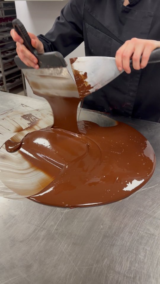 🍫 Dans les coulisses avec nos chocolatiers.. 😋
🇵🇪 La tablette du moment ?
Un chocolat du Pérou au profil intense et fascinant avec une attaque intense, une très belle longueur en bouche, et une finale élégante aux subtiles notes de noix de coco 🥥✨
Un vrai moment de dégustation, du début à la dernière note ✨
Vous l’avez déjà goûtée ? 👀
📍 Disponibles directement en boutique au Grand Hôtel-Dieu Lyon ou sur notre site internet.
#lyonfoodies #artisan #nicolashennemann #patisserie #Chocolaterie