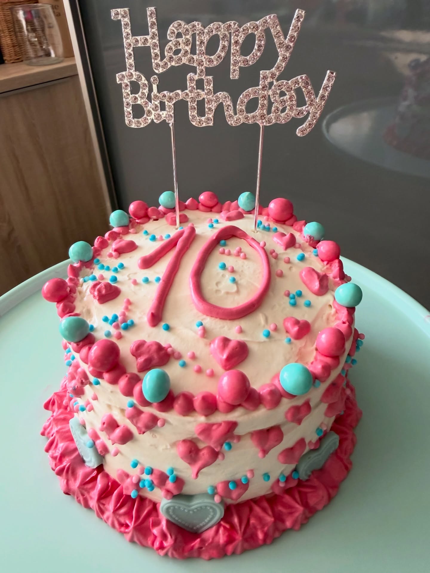 Dnes je to 10 rokov,
čo sme sa stali rodičmi našho úžasného dievčatka.
A úprimne…
mysleli sme si, že my budeme učiť ju.
Ale ona učí nás.
O živote.
O prijatí.
O tom, čo je naozaj dôležité.
Pamätám si ten moment,
keď sme prvýkrát počuli slovo PKU.
Odvtedy jedlo nie je len jedlo.
Je to niečo, čo rátame, vážime, plánujeme.
A áno…
odvtedy je u nás v kuchyni občas trošku chaos 😄
Ale stojí to za to.
Pretože presne vieme, prečo to robíme.
Popri tom všetkom
žijeme náš život.
Skutočný. Plný. Náš.
Vanesa miluje futbal, balet, hudbu aj gymnastiku.
Má v sebe energiu, radosť a ľahkosť,
ktorú obdivujem každý deň.
PKU pre ňu nie je prekážka.
Je to jednoducho súčasť jej života.
A možno aj preto dnes existuje PKU Magic.
Pretože tento príbeh nikdy nebol len o jedle.
Bol o tom, ako sa dá žiť -
aj keď si niektoré životné cesty nevyberáme.
Na Vanesine narodeniny si dovolím byť trochu viac emotional 🤍
Zastaviť sa. Vrátiť sa v myšlienkach späť.
A uvedomiť si, aký kus cesty sme prešli.
Aj to, aké máme šťastie.
Že žijeme v čase,
kedy medicína a veda dokážu niečo,
čo by kedysi možné nebolo.
Že vďaka tomu dnes vieme žiť náš bežný život.
Plný, aktívny, náš.
Aj s PKU.
A možno práve preto si tieto momenty uvedomujem ešte viac.
Nie ako samozrejmosť.
Ale ako niečo, za čo som naozaj vďačná.
Buď vždy taká, aká si 🤍
Ja tu budem vždy - stáť pri tebe.
Všetko najlepšie, láska💕
#bdaygirl #bdaycake #pku #10years #grateful